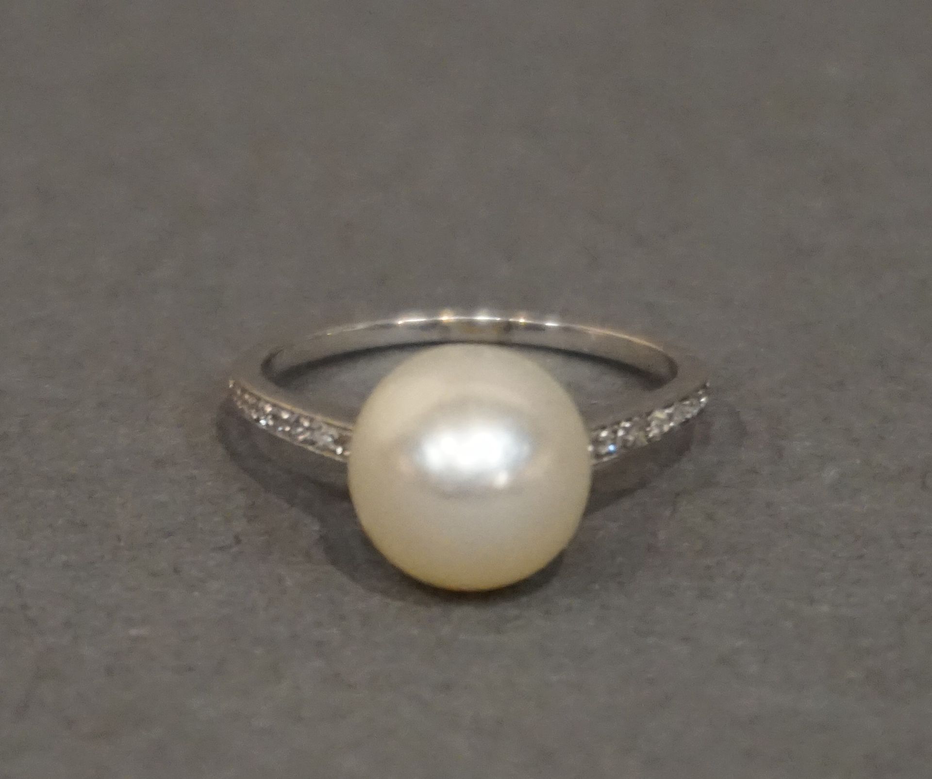 Perle fine JANESICH 铂金戒指，千分之八十五，中间装饰着一颗精美的珍珠，两行古老的圆形钻石之间（有划痕），有签名和编号。手指大小：53。毛重：&hellip;