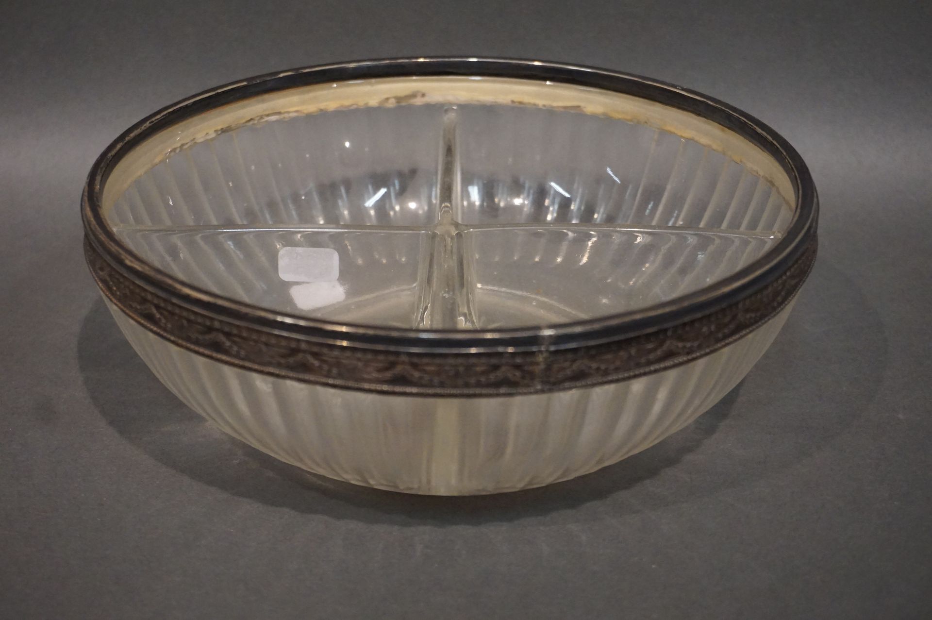Jatte 带隔层的水晶碗，银色边框，带天鹅楣（毛重：921克）。8x21.5厘米