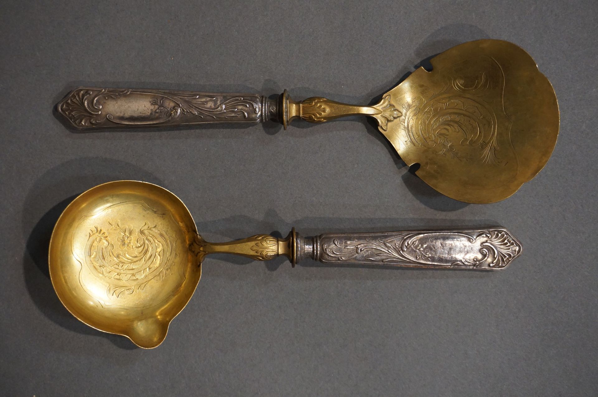 Cuillères Two serving spoons with silver handles (Total gross weight: 130grs)