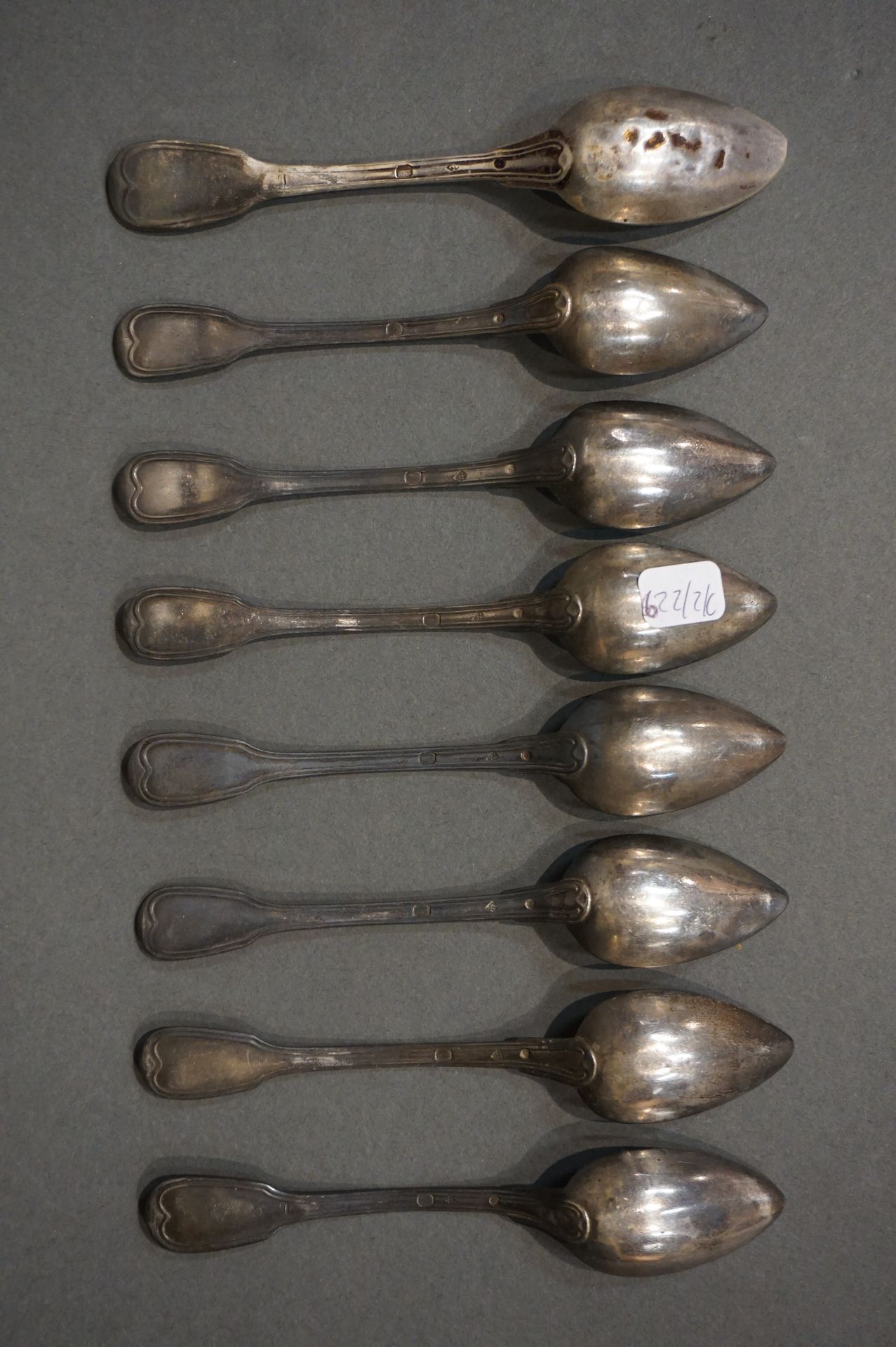 Cuillères Eight small silver spoons (Total weight: 159grs)