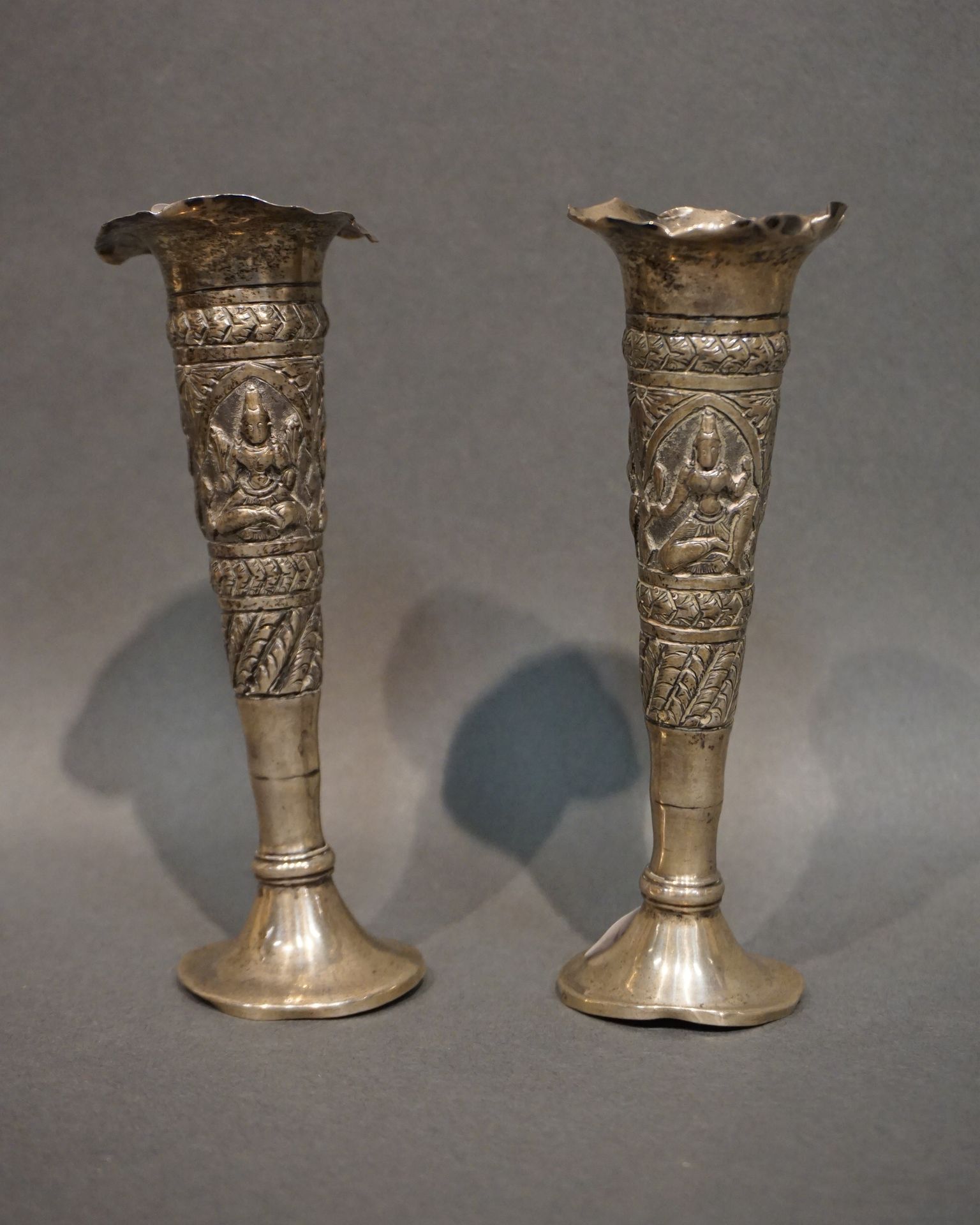 VASES Ein Paar Soliflore-Vasen mit Fries aus asiatischen Tänzerinnen (Gesamtgewi&hellip;