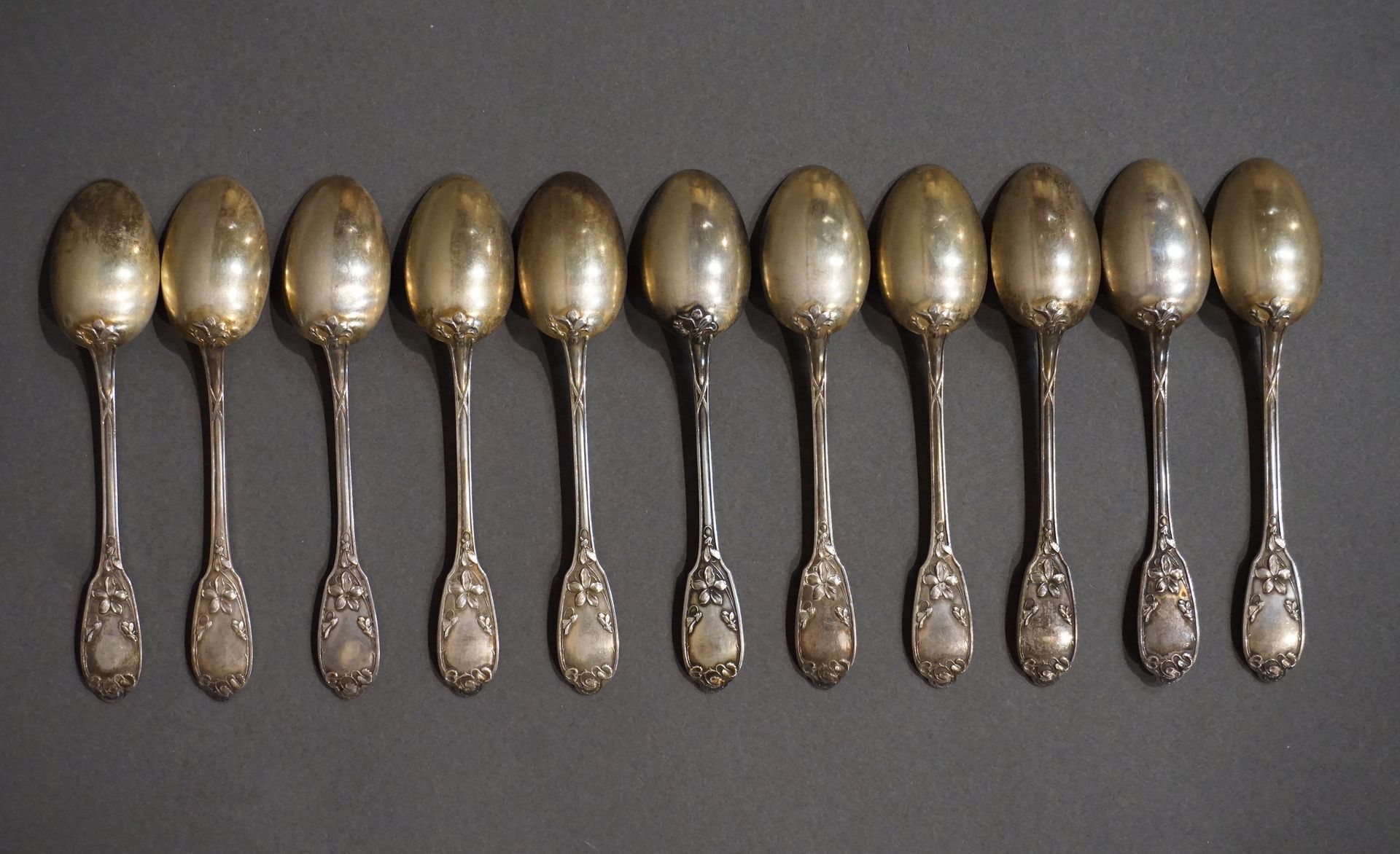 PETITES CUILLERES 11把银质和镀金的小勺子，上面有花纹装饰（244克）