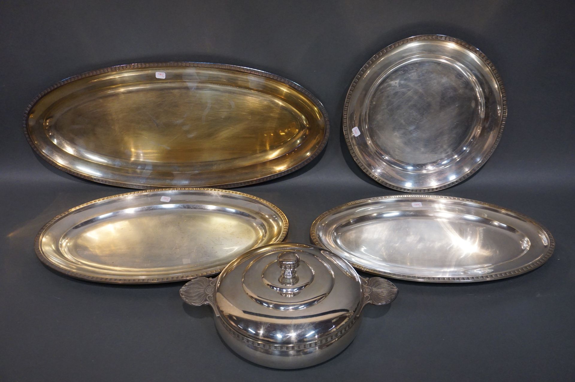 Null Trois plats ovales, plat rond (30 cm) et légumier couvert en métal argenté.