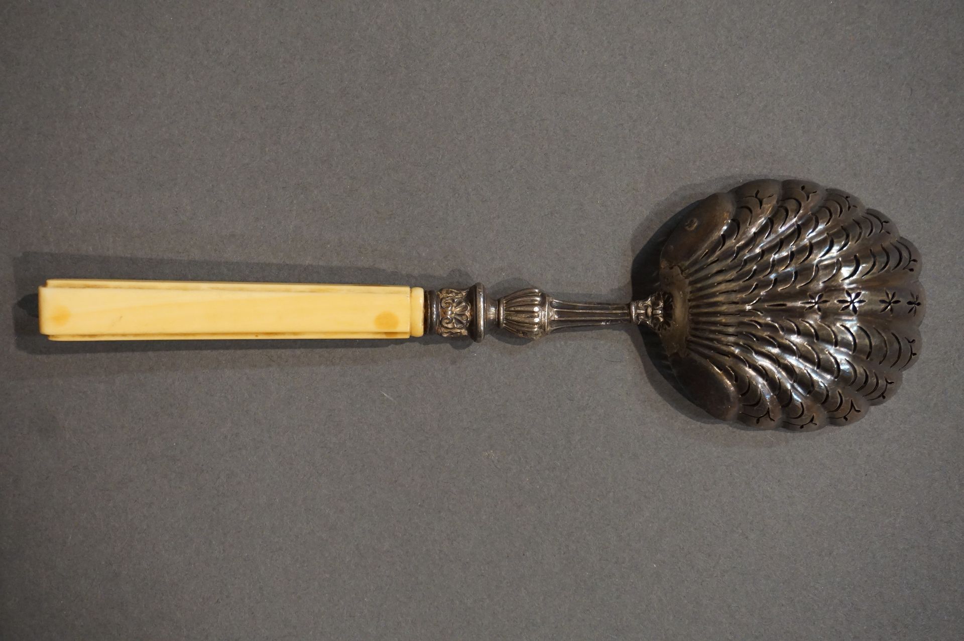 CUILLERE Silver and ivory sugar sprinkling spoon (Gross weight: 43grs)