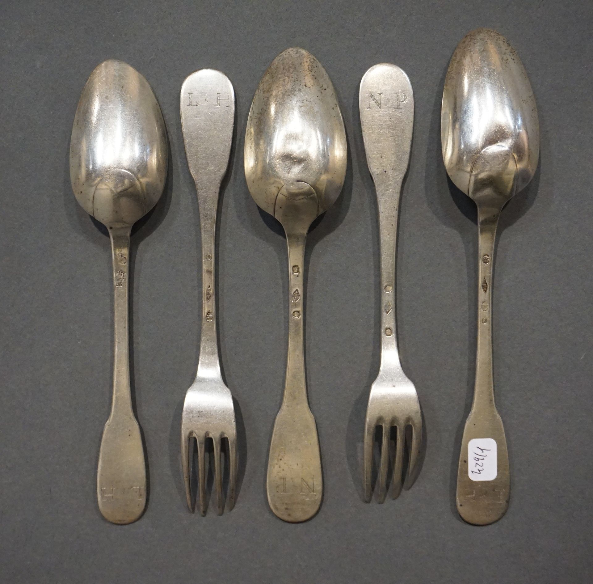 COUVERTS 三把勺子和两把叉子是纯银的。Fermiers généraux，有一只公鸡和一个老人的头（磨损） 288grs