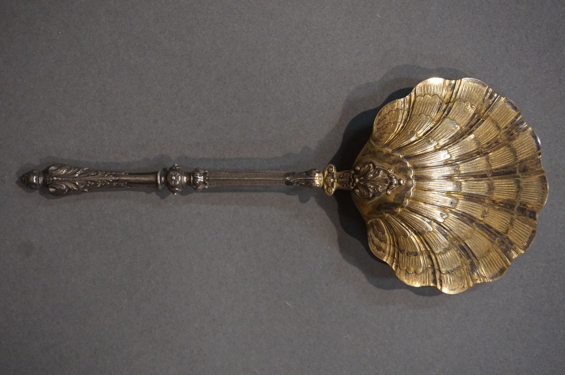 Cuillère de service Serving spoon in the shape of a shell, in silver and vermeil&hellip;