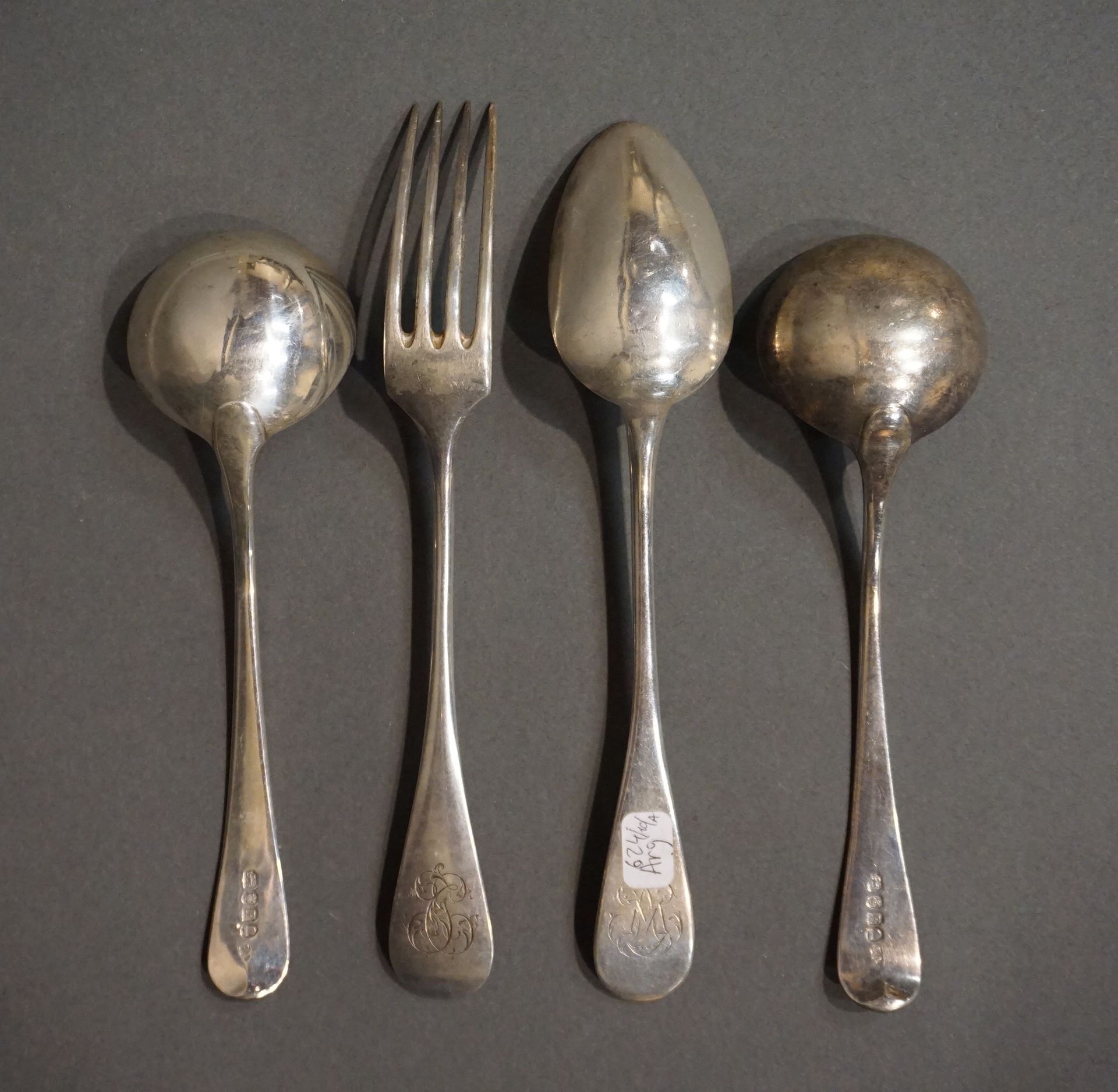 COUVERT 有图案的银质叉子和勺子（大），以及两个刻有手臂图案的小银勺子。(总重量: 276grs)