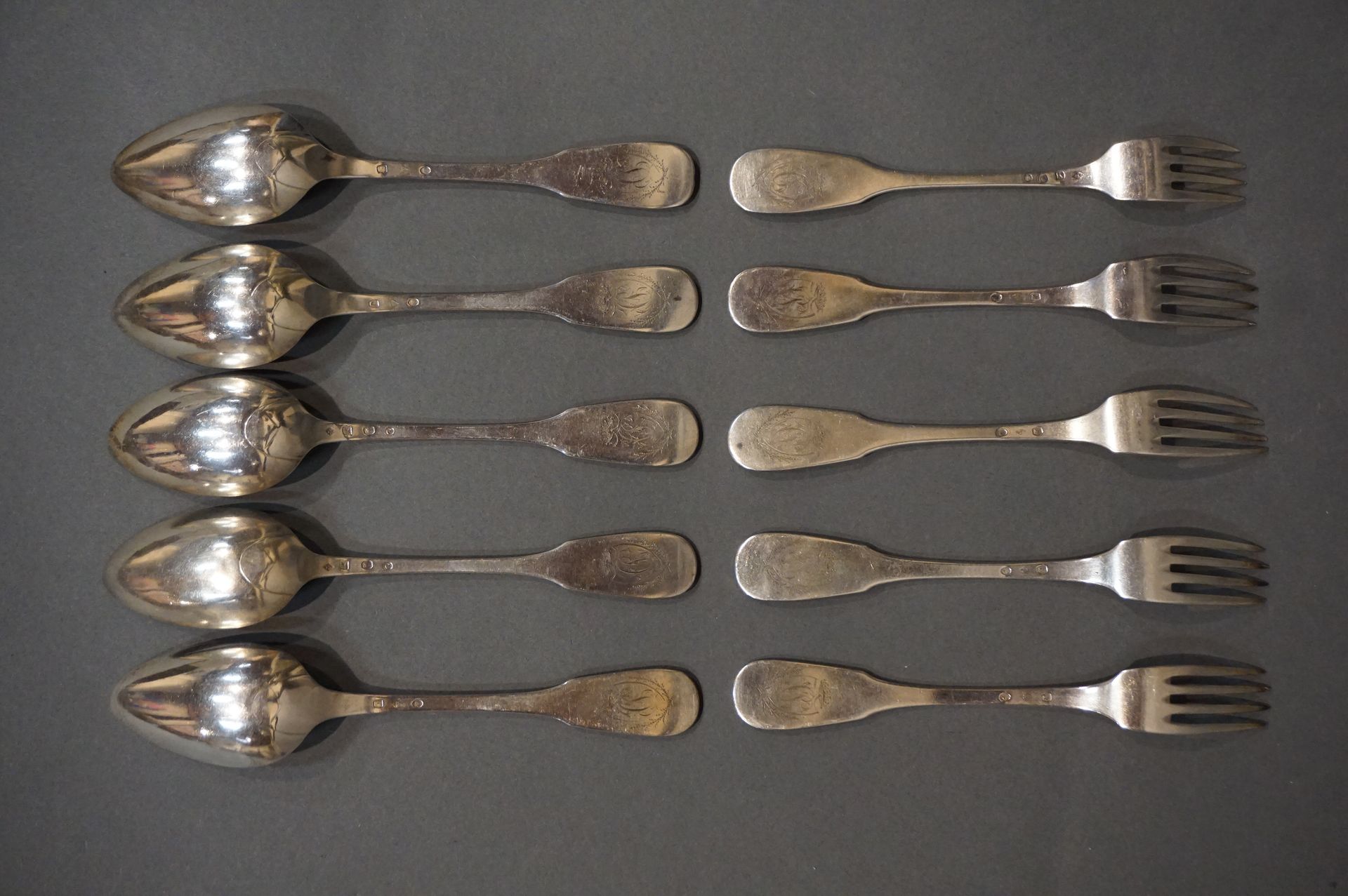 COUVERTS 五把大勺子和五把大叉子，银质的，有图案的。1797年至1838年（总重量：621克）
