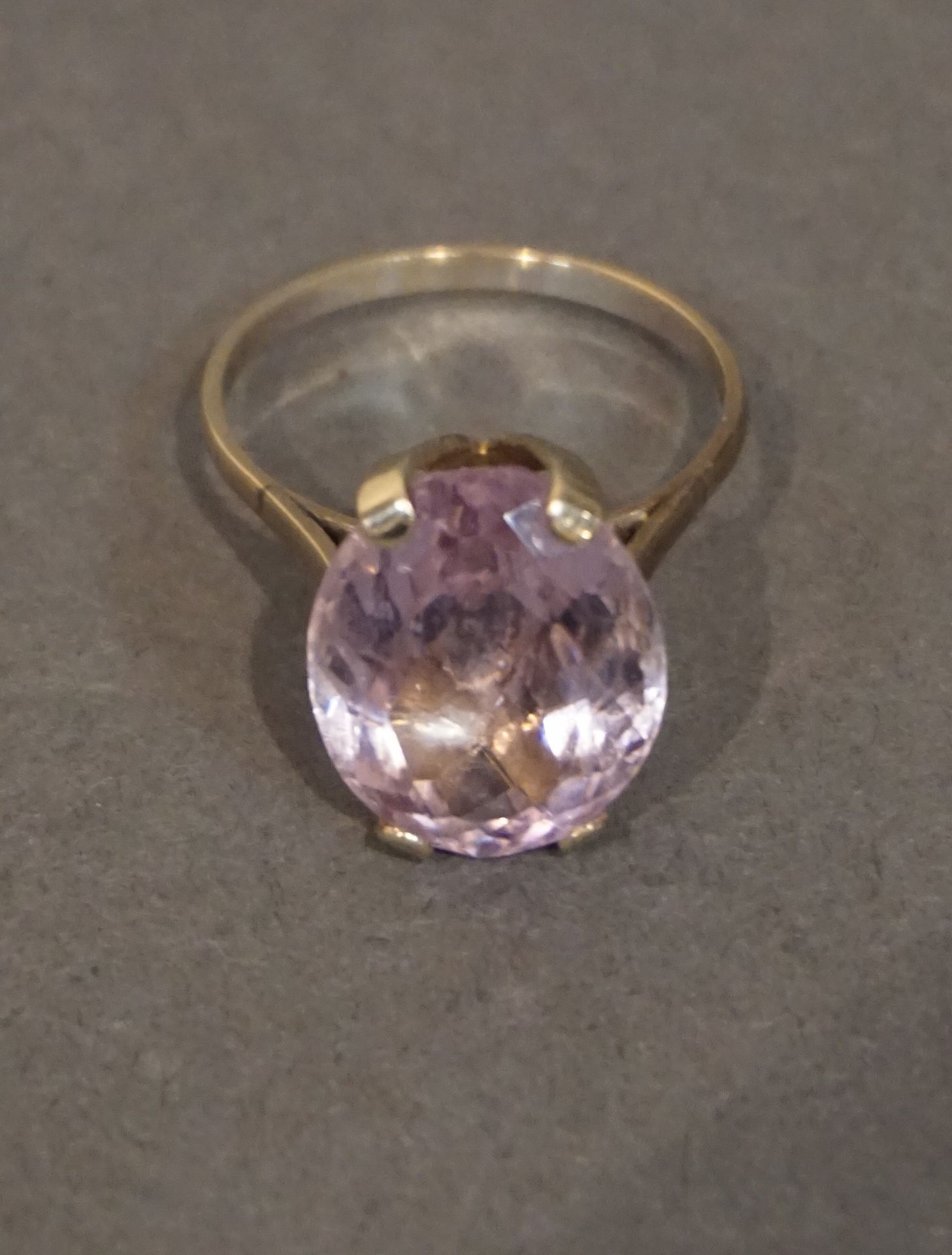 Bague 
镶嵌有大紫水晶的白金戒指，重6克。手指大小：64
