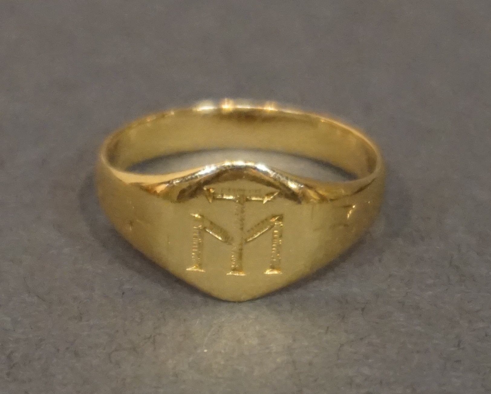 CHEVALIERE 金戒指，带字母的MT（2,6grs）。