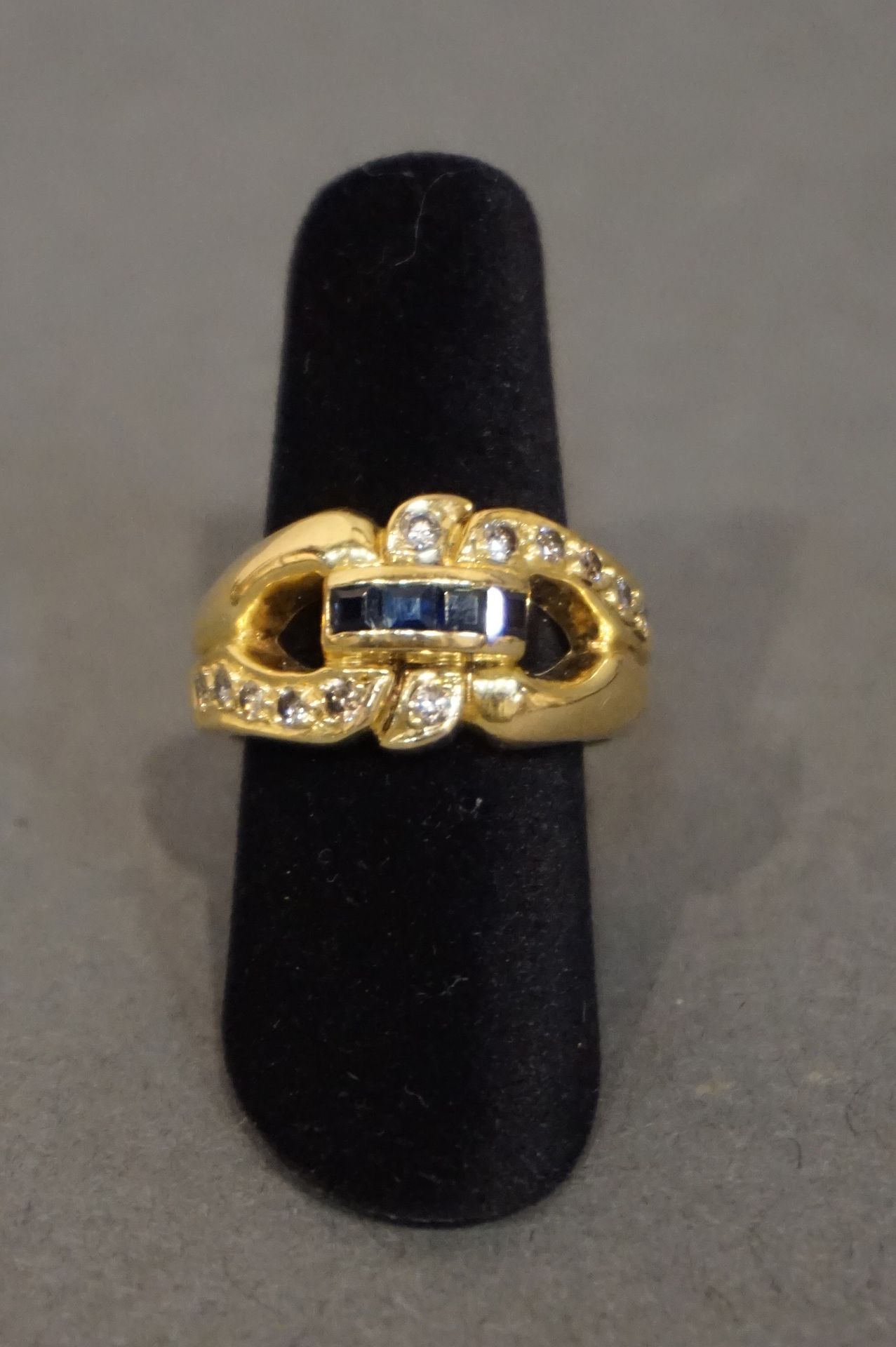 Bague Anello in oro traforato con quattro zaffiri quadrati e piccoli diamanti (9&hellip;