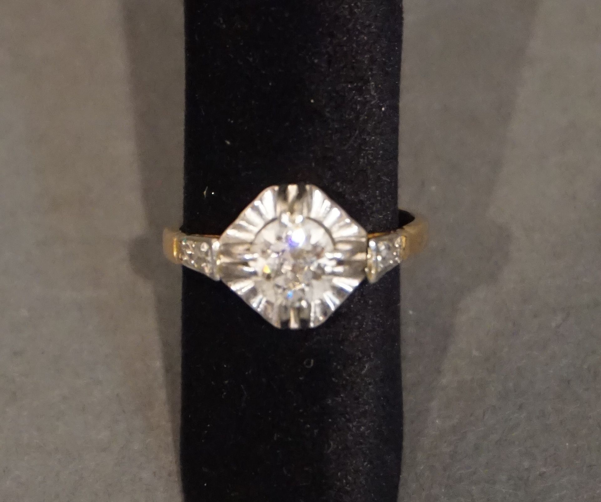 Bague 黄白金戒指，镶嵌了一颗主钻石（约0.80克拉）和另外两颗粉红色的钻石（3.3克）。手指大小50