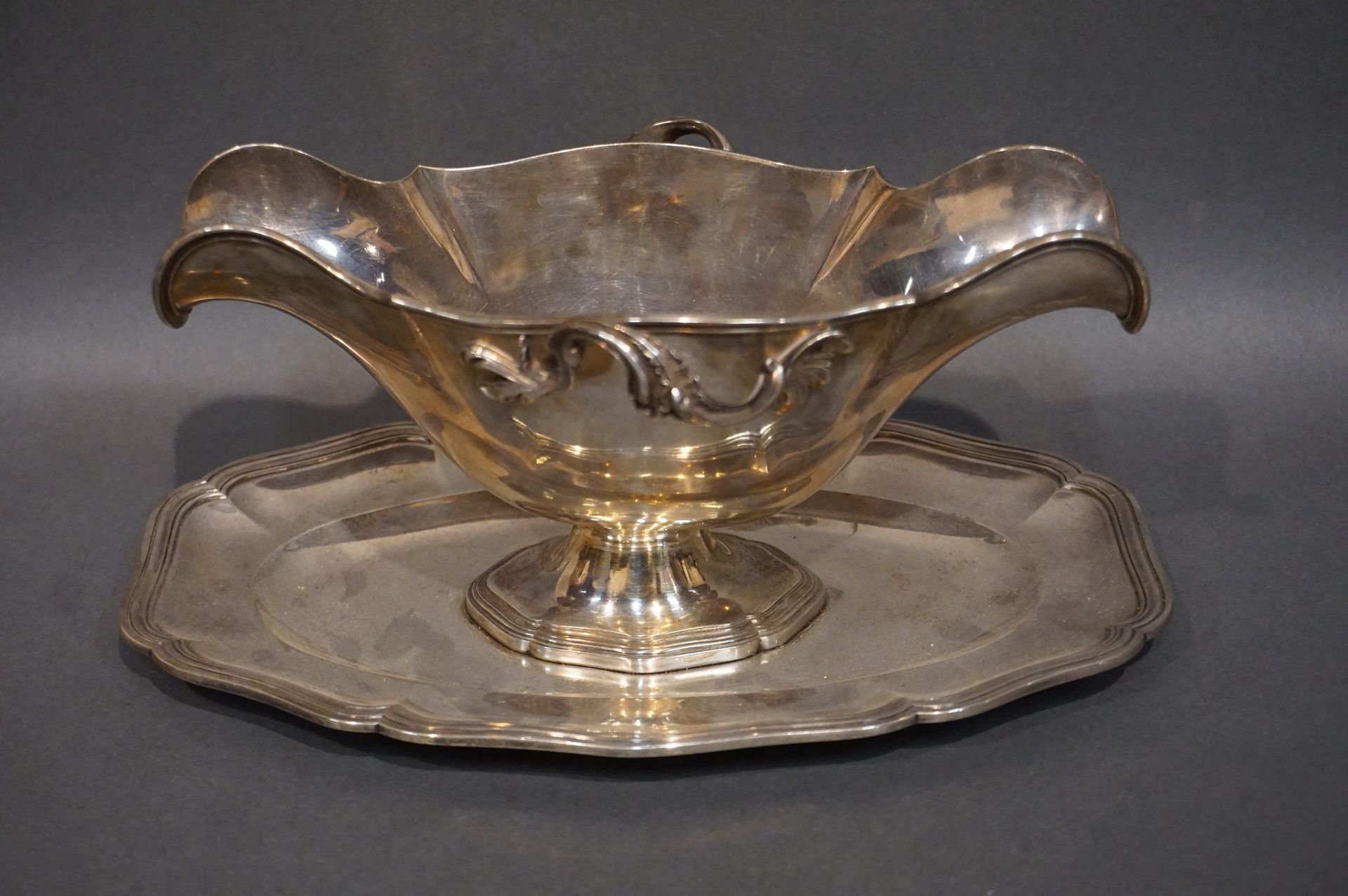 Saucière Sauceboat model contour in silver with leafy handles (611grs). 11x24x16&hellip;