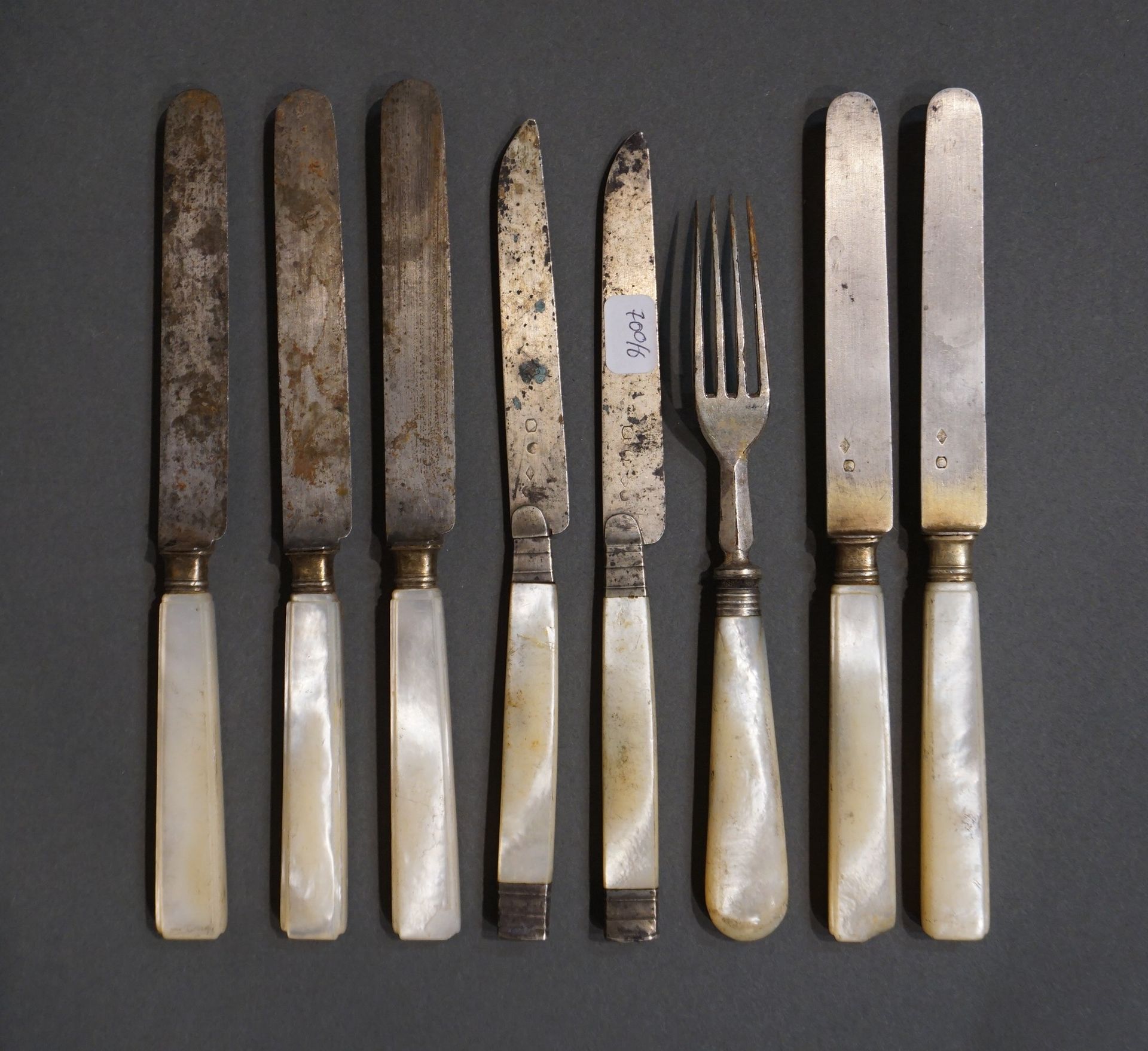 COUTEAUX 两对银质刀刃和珍珠母柄的水果刀（损坏）（总毛重：135克）。附有三把刀和一把钢制和珍珠母的叉子。