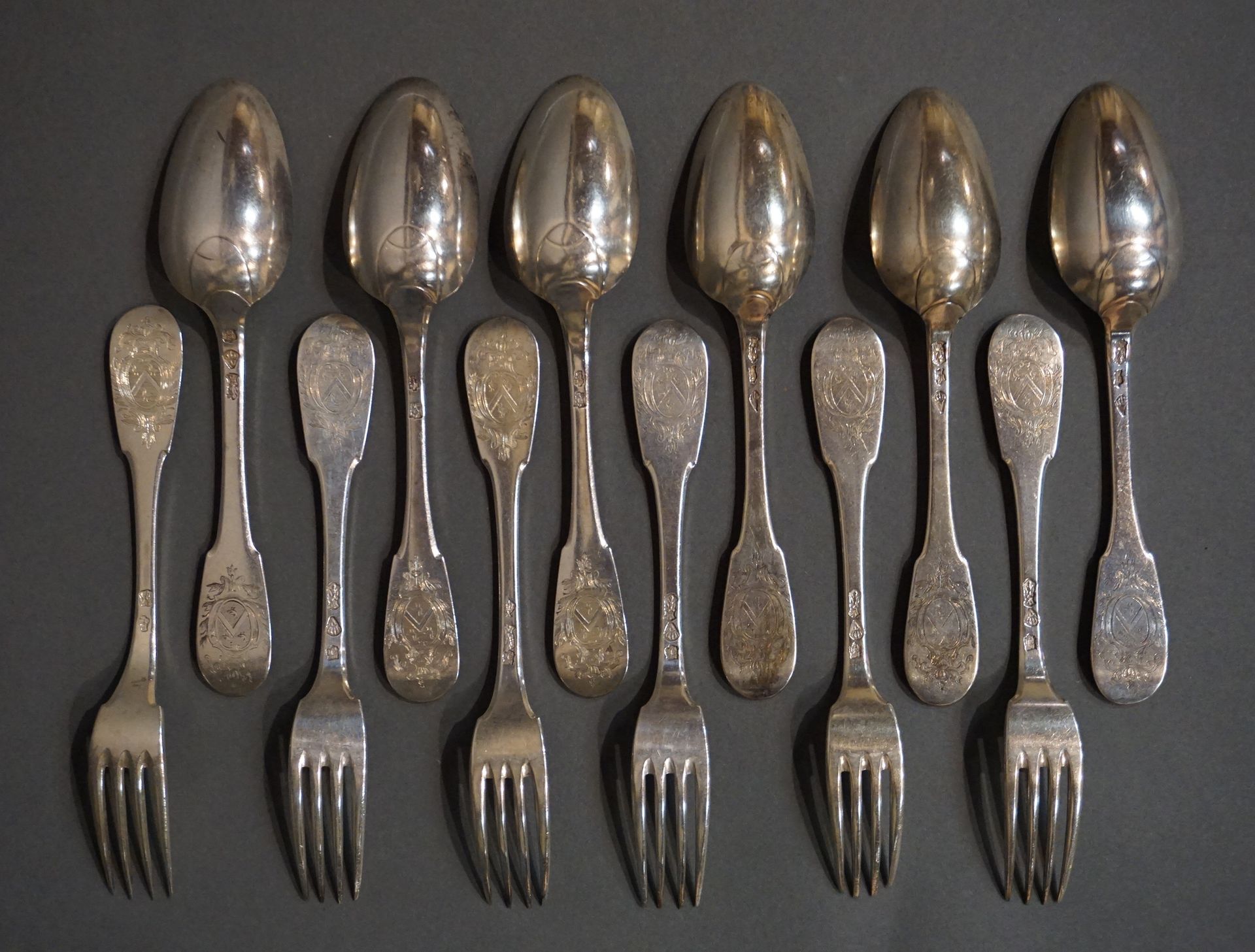 COUVERTS Six large spoons and six large forks in silver. 18th century (902 grs)