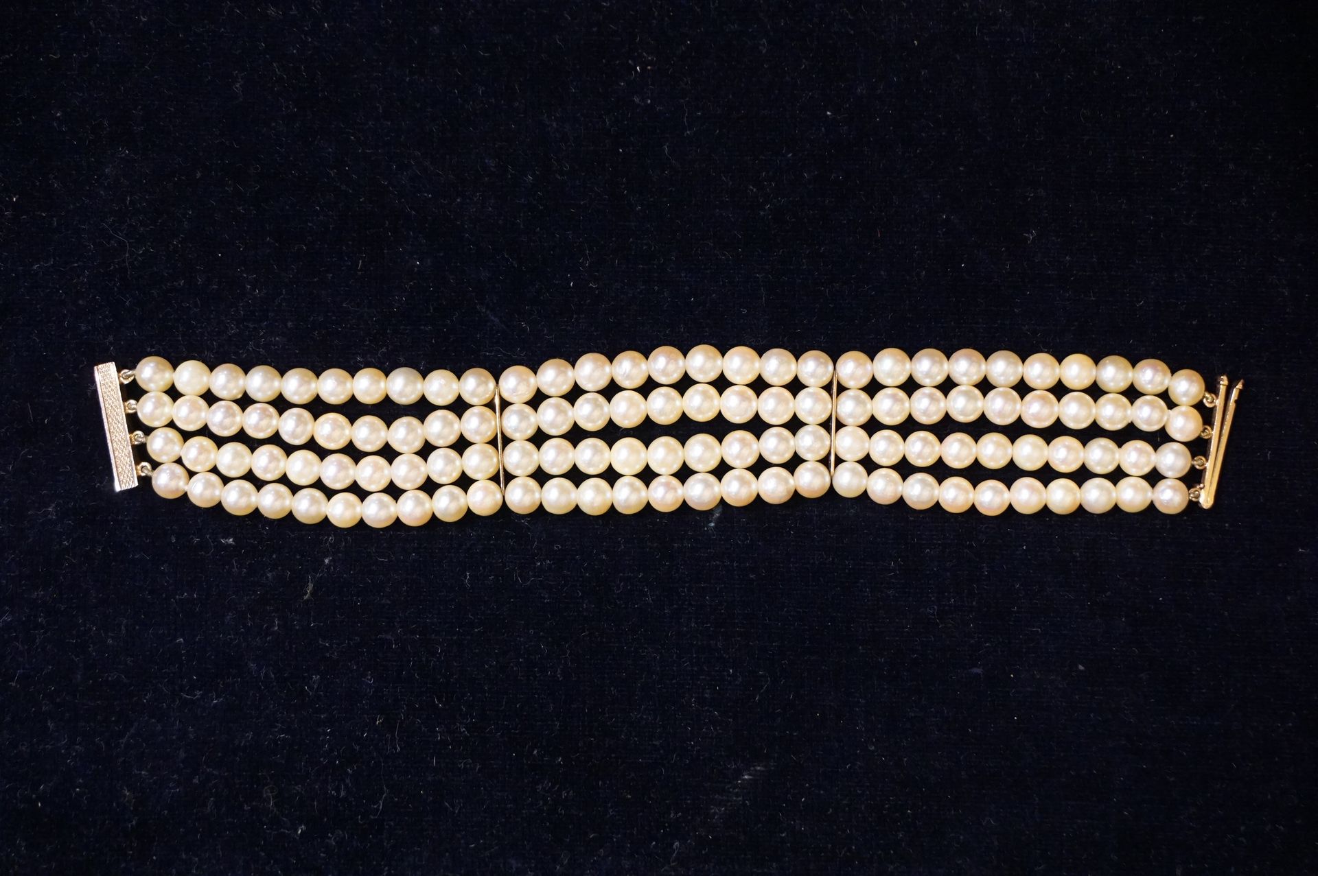 Bracelet Bracelet of four rows of pearls with clasp and gold clip (Gross weight:&hellip;