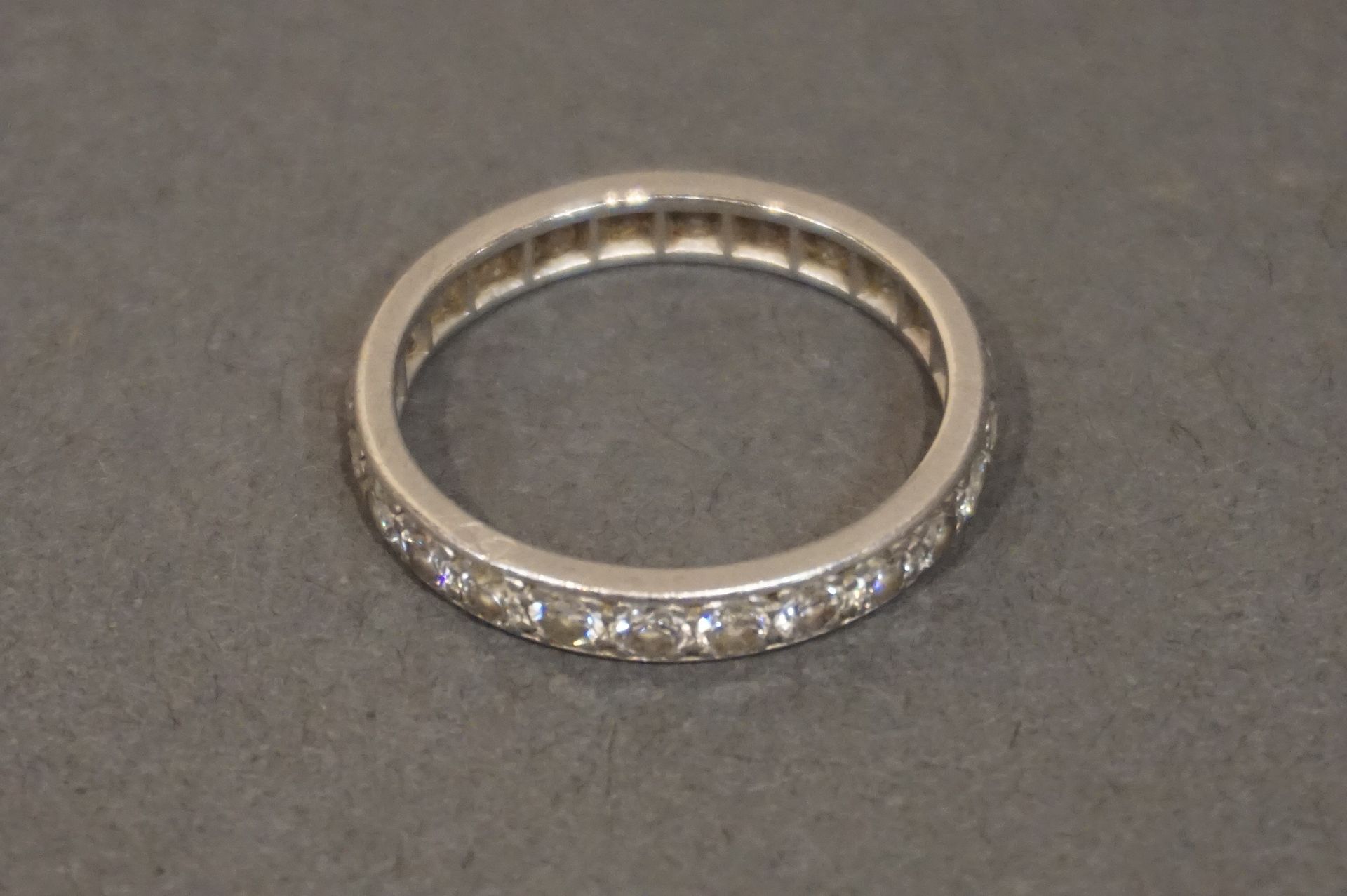 Alliance 铂金结婚戒指镶嵌了大约20-6颗钻石，每颗约0.10克拉（5克）。手指大小60