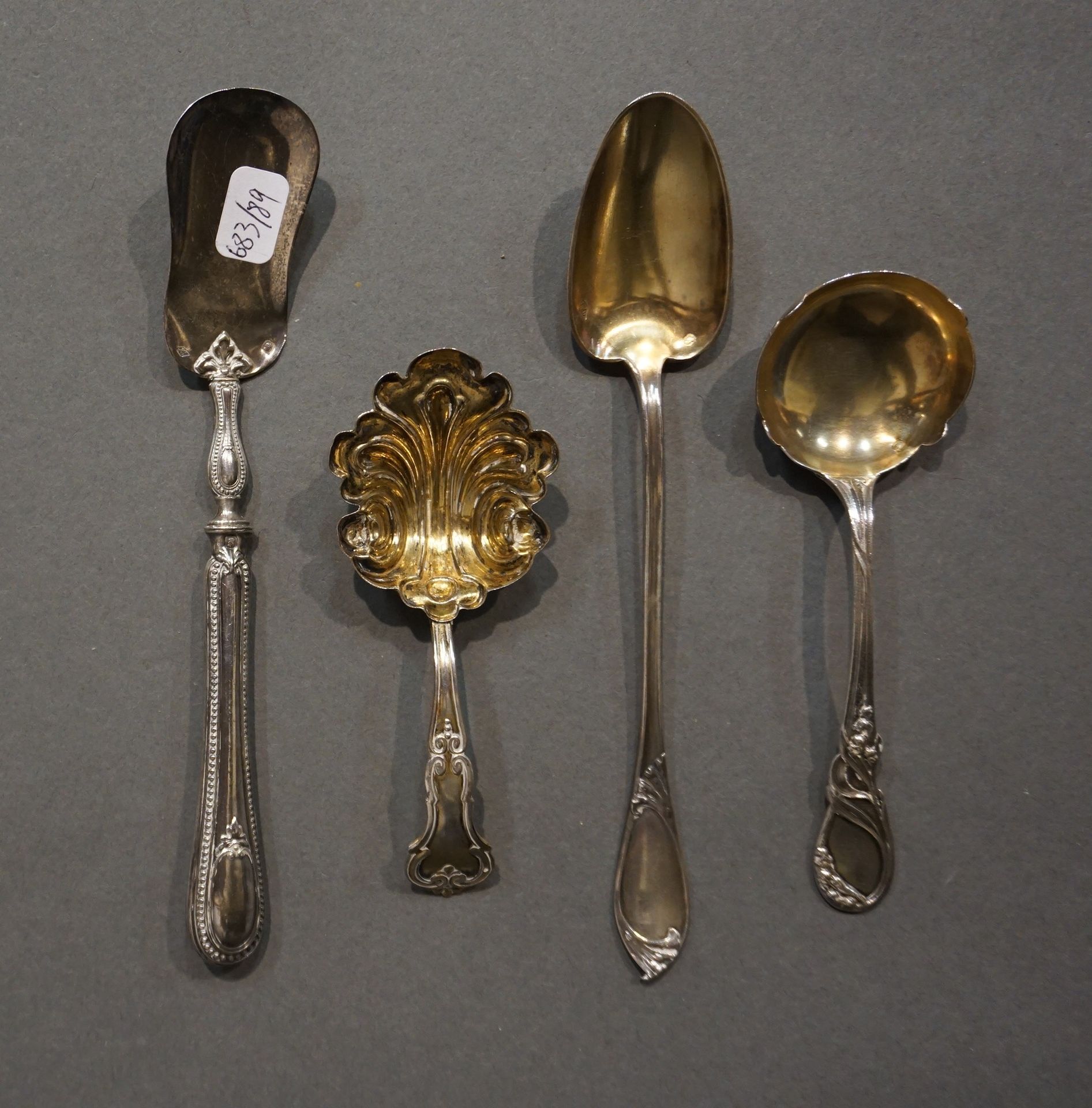 Null 三个不同的银质服务勺（78克）以及银质和镀银的糖勺（毛重：28克）