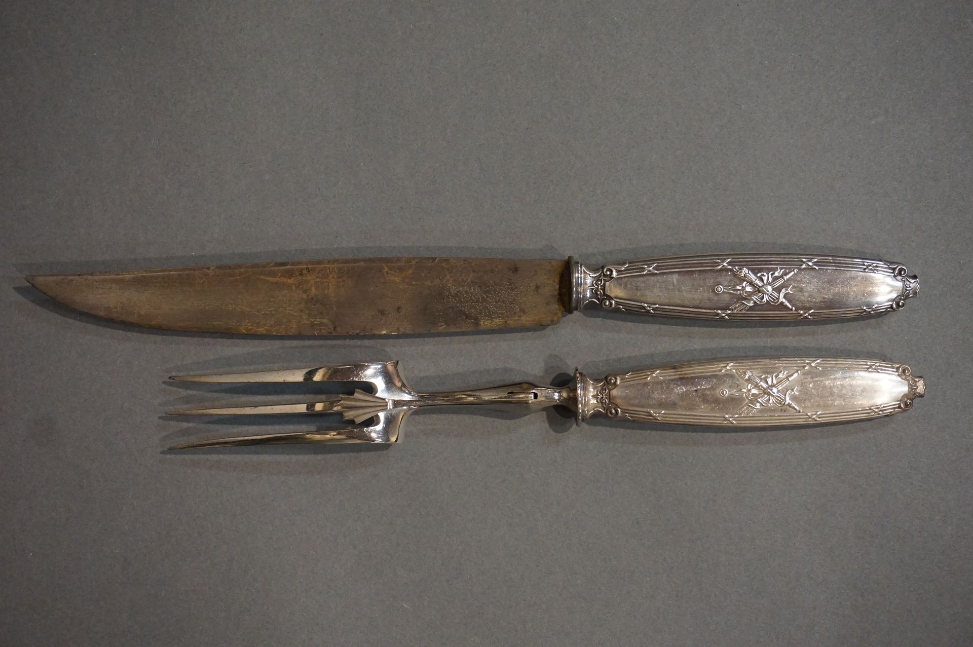 COUVERTS Fork and knife for leg of lamb with silver handle (Total gross weight: &hellip;