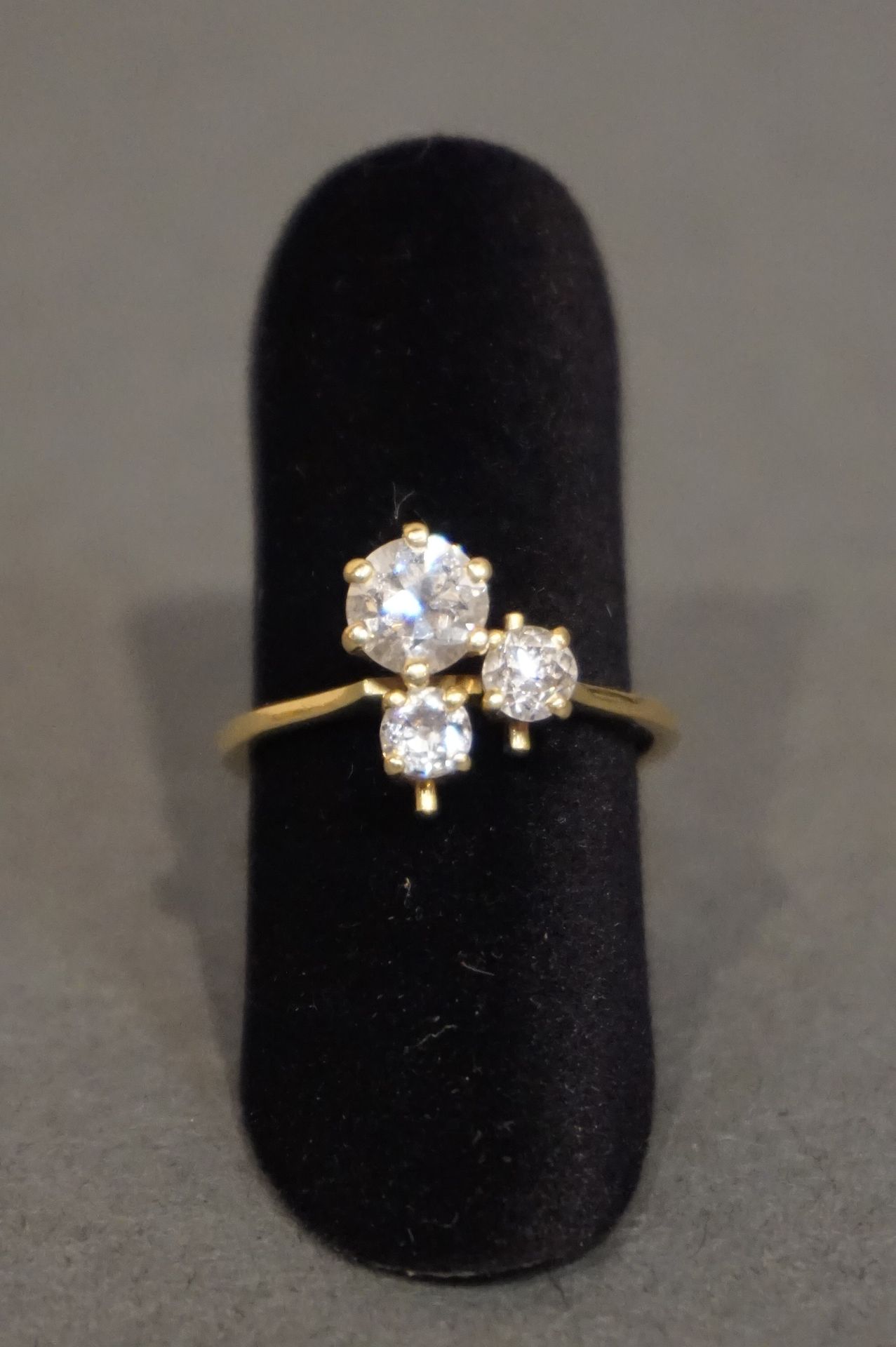 Bague Goldring mit drei Diamanten, der größte davon mit ca. 0,50 Karat (2,9 g).