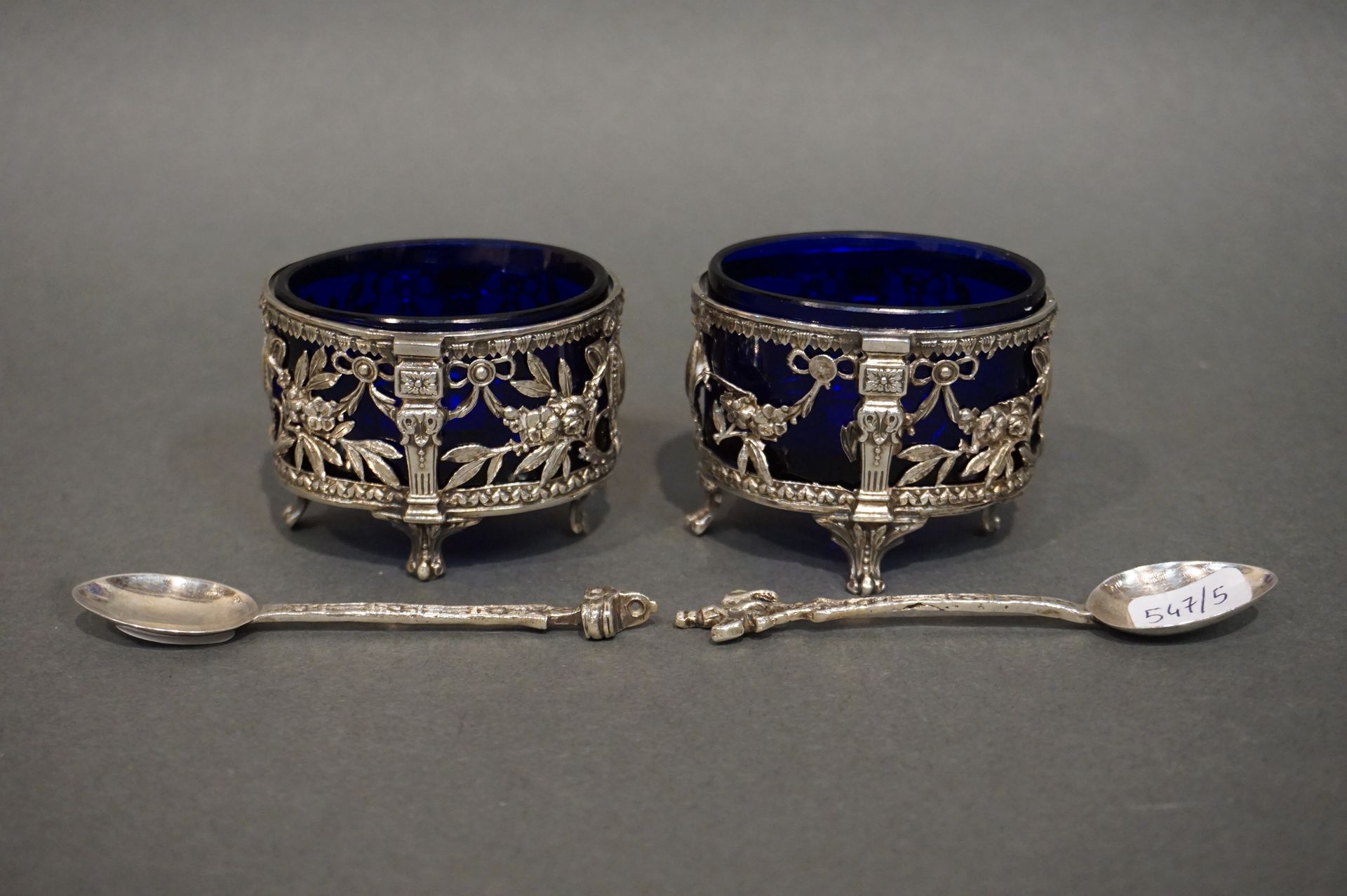 SALERONS 一对带花环的银质镂空四角形盐碗，1809-1819年（总重量：58克，丢失）及其蓝色玻璃容器。一对带骑士装饰的镂空银盐勺。(总重量: 15gr&hellip;