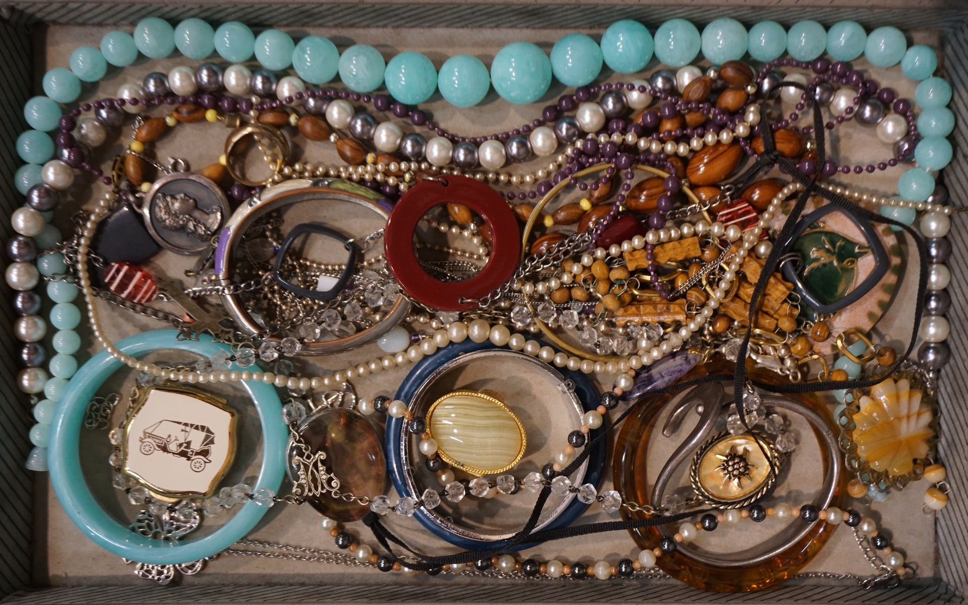 Null Lot of costume jewelry: bracelets, necklaces, pill boxes, pendants and vari&hellip;