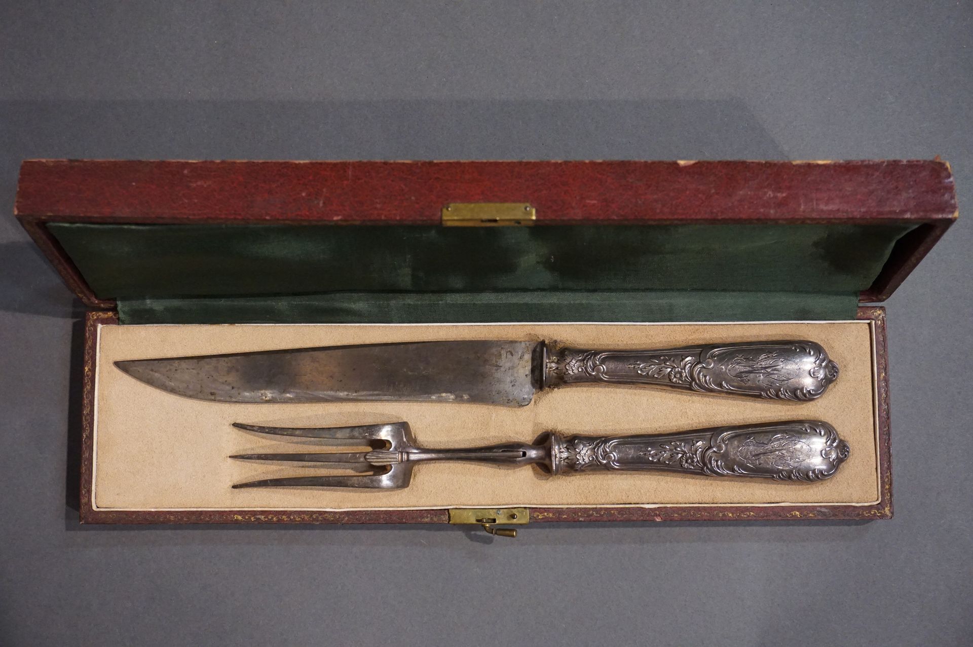 COUVERT Tenedor y cuchillo de plata con monograma y mangos (Peso bruto total: 25&hellip;