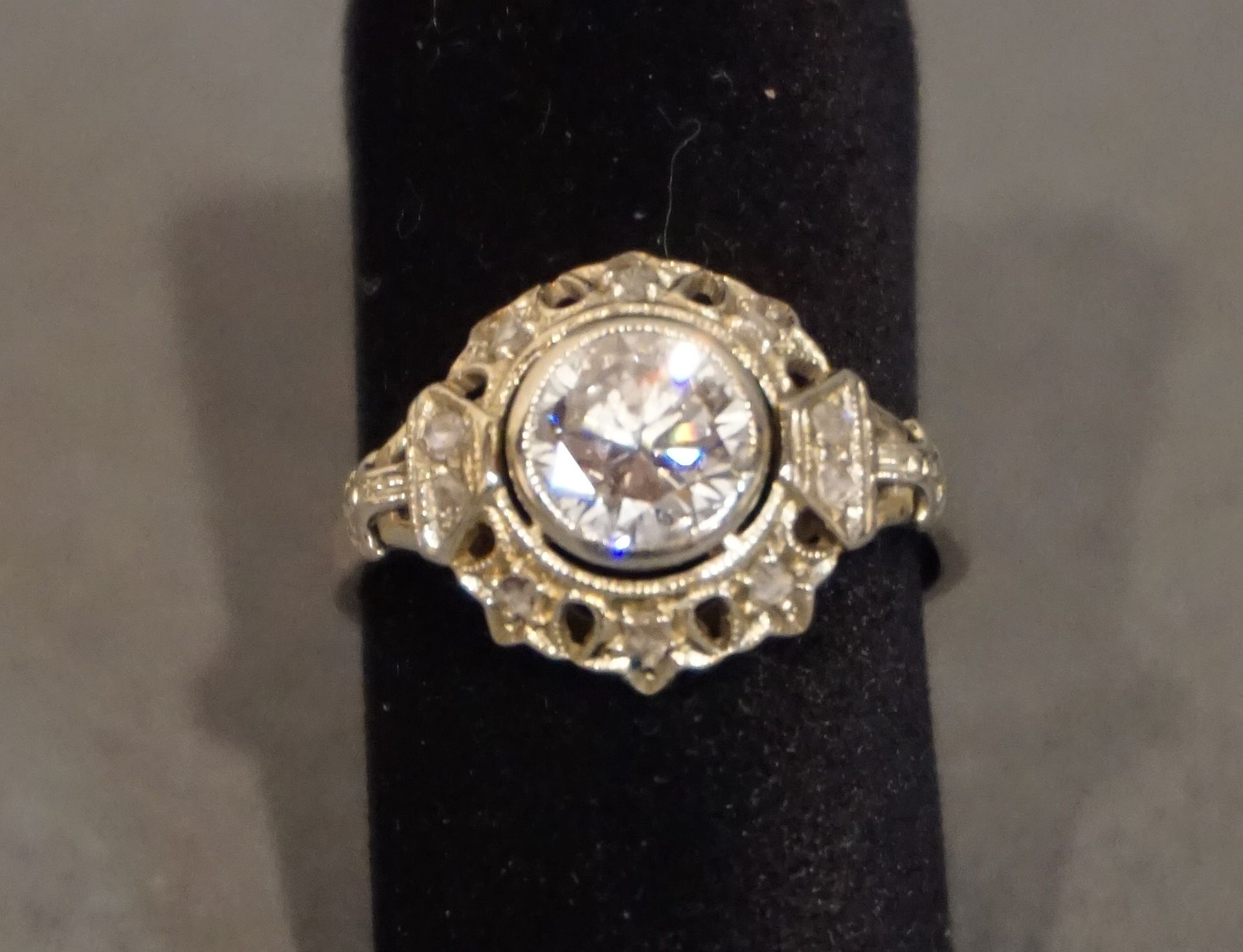 Bague Ring aus durchbrochenem Weißgold, besetzt mit einem Hauptdiamanten (ca. 0,&hellip;
