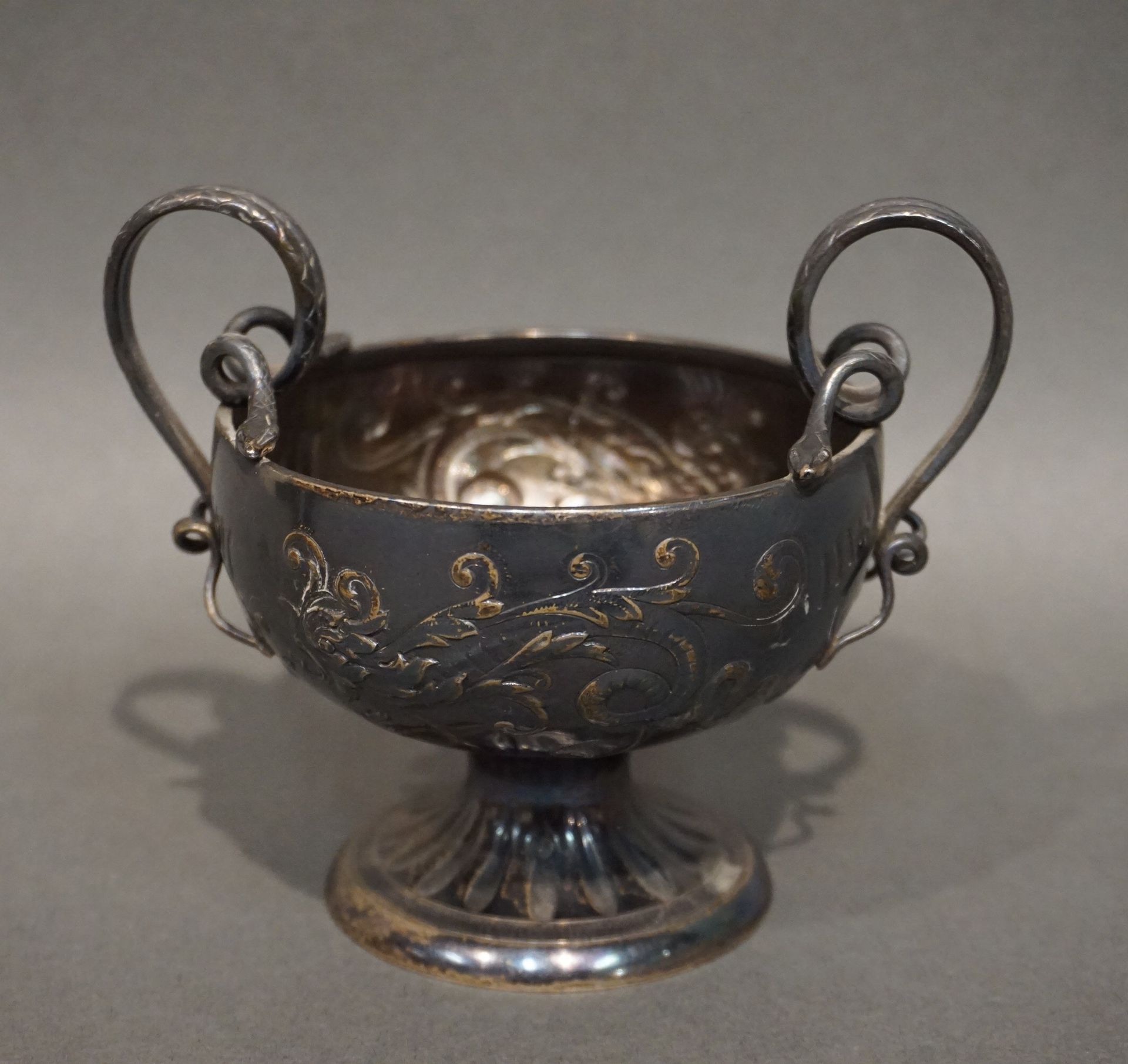 COUPE Cup on pedestal with handles in the shape of snakes in silver with foliage&hellip;