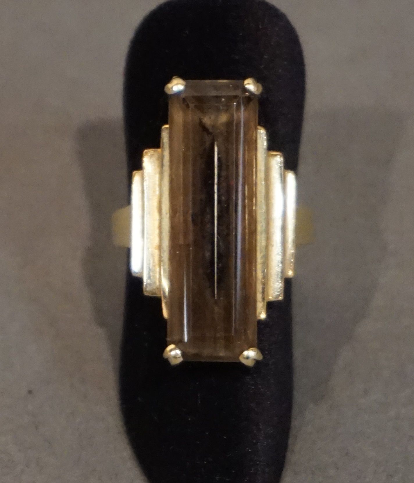 Bague 14克拉的金戒指，镶嵌着一个长方形的烟水晶（6.1克）。手指大小54.5