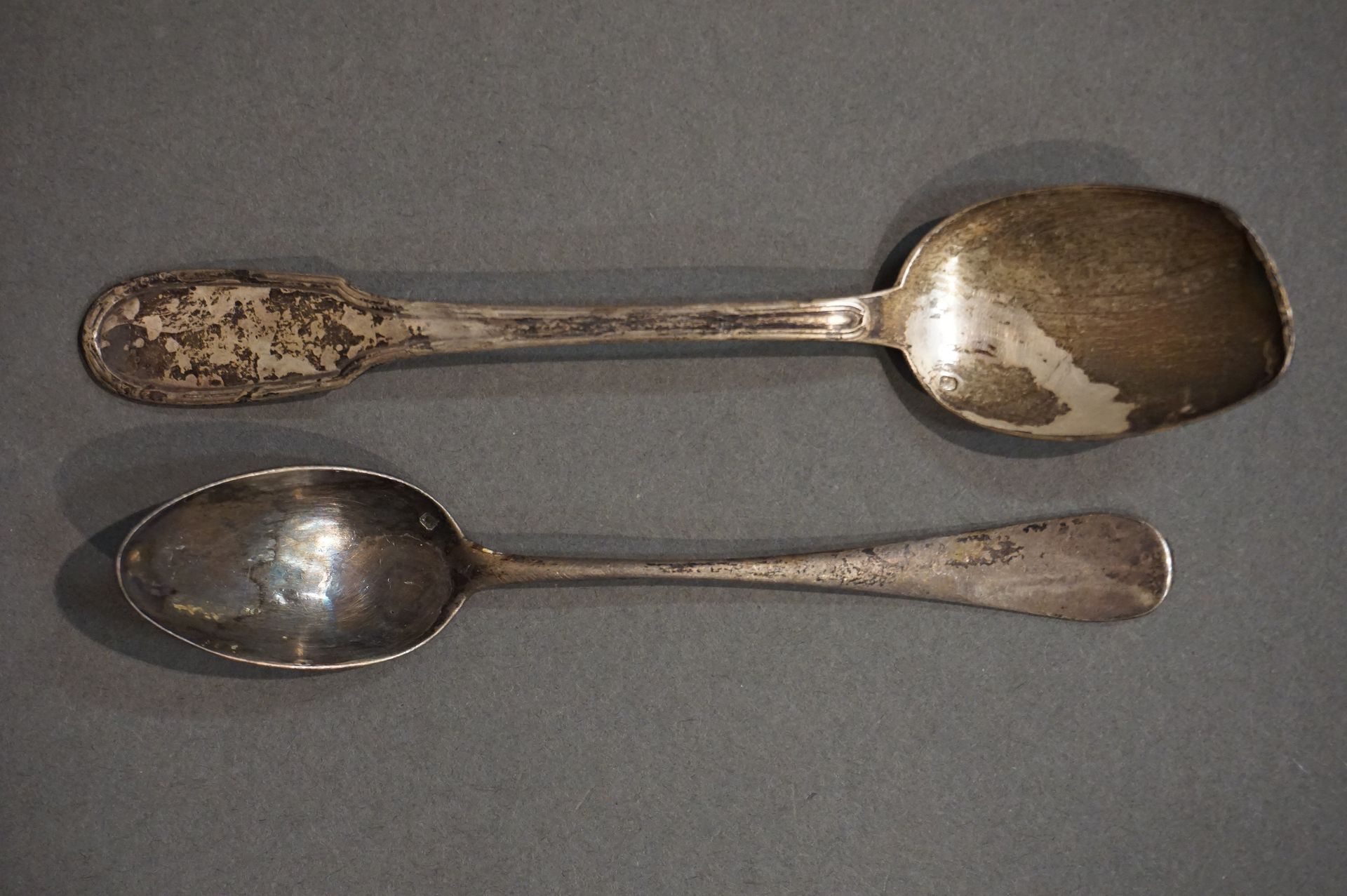 Null A small spoon and a dessert spoon (accident) in silver (Total weight: 62grs&hellip;
