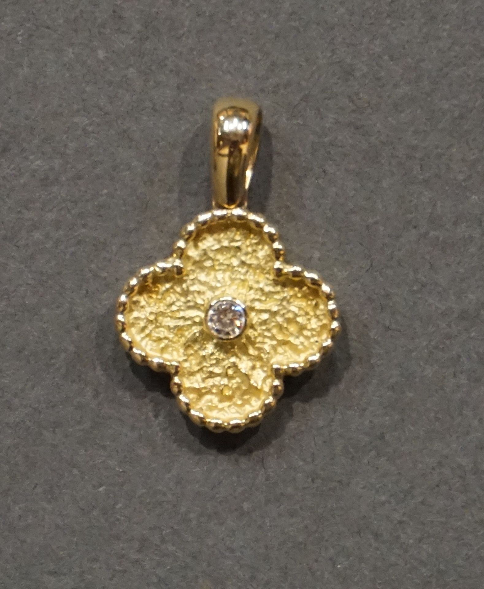 Van Cleef et Arpels VAN CLEEF & ARPELS: 金质三叶草吊坠，Alhambra模型（变形戒指），镶嵌有一颗钻石。 已签名(3,&hellip;