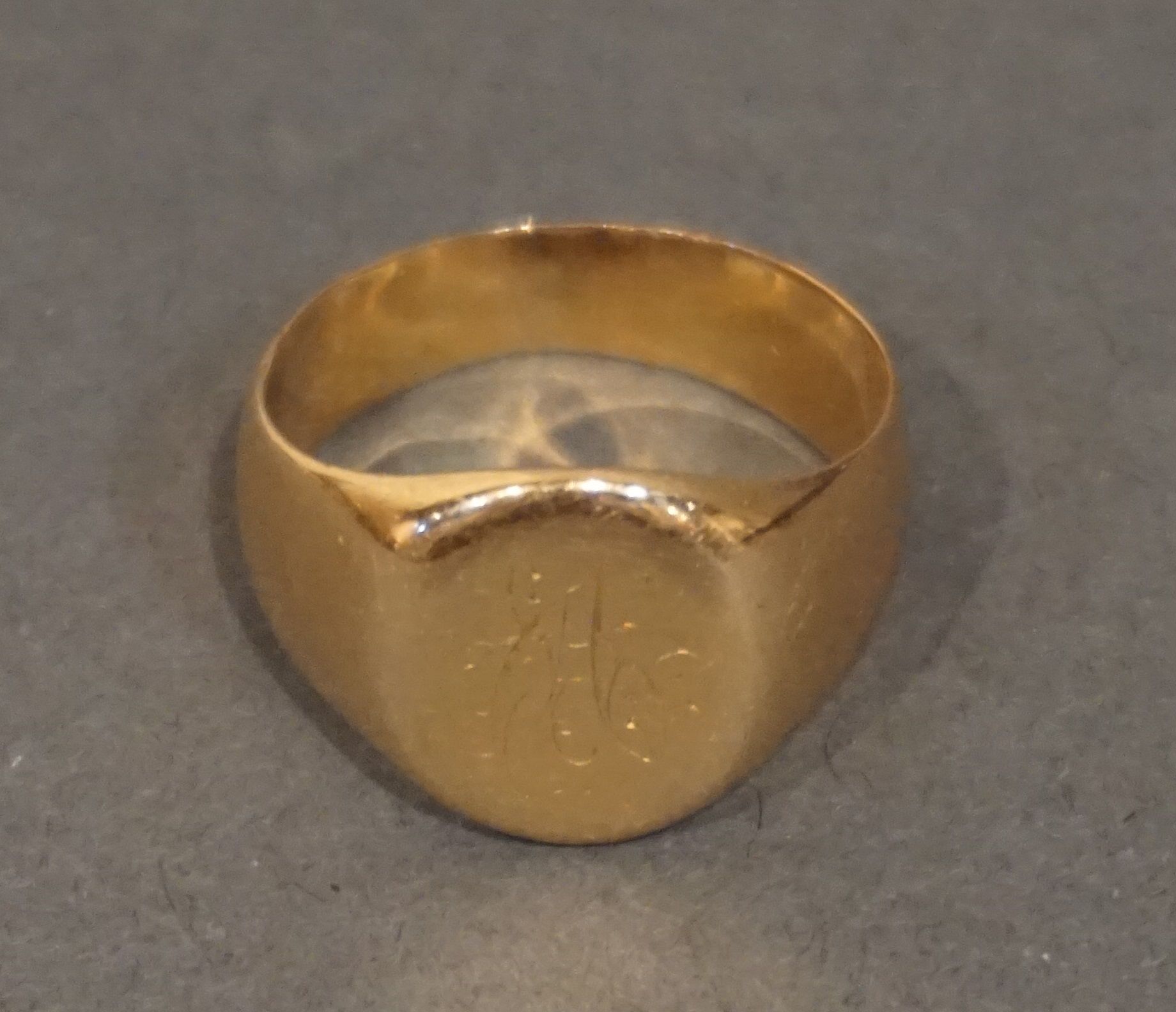 CHEVALIERE Anello con monogramma in oro (10g). Misura del dito 63