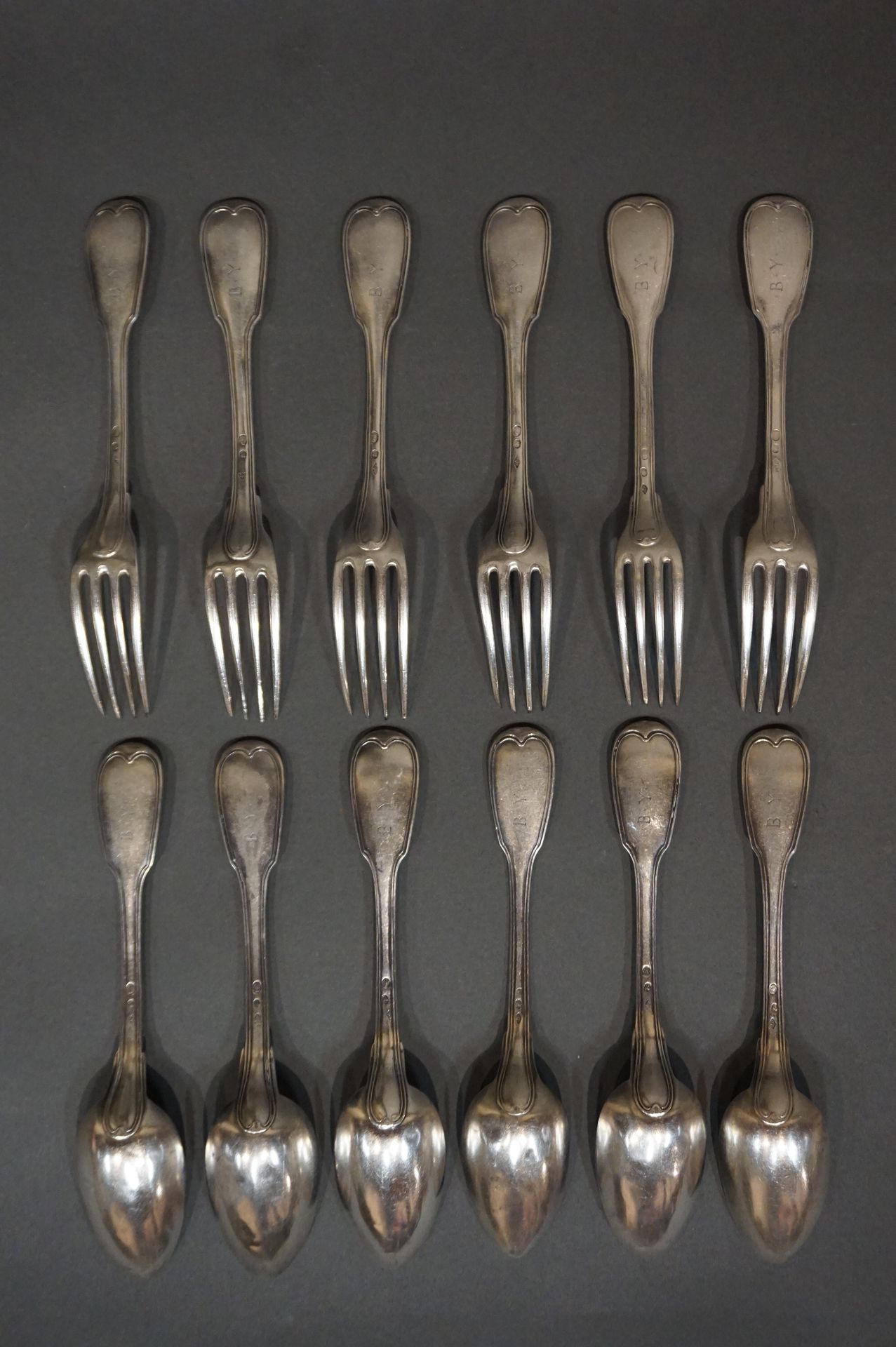 COUVERTS 六个大勺子和六个大叉子的银制轮廓图案，上面有R, Y, 1797年至1809年的第一只鸡的字样（总重量：1050克）