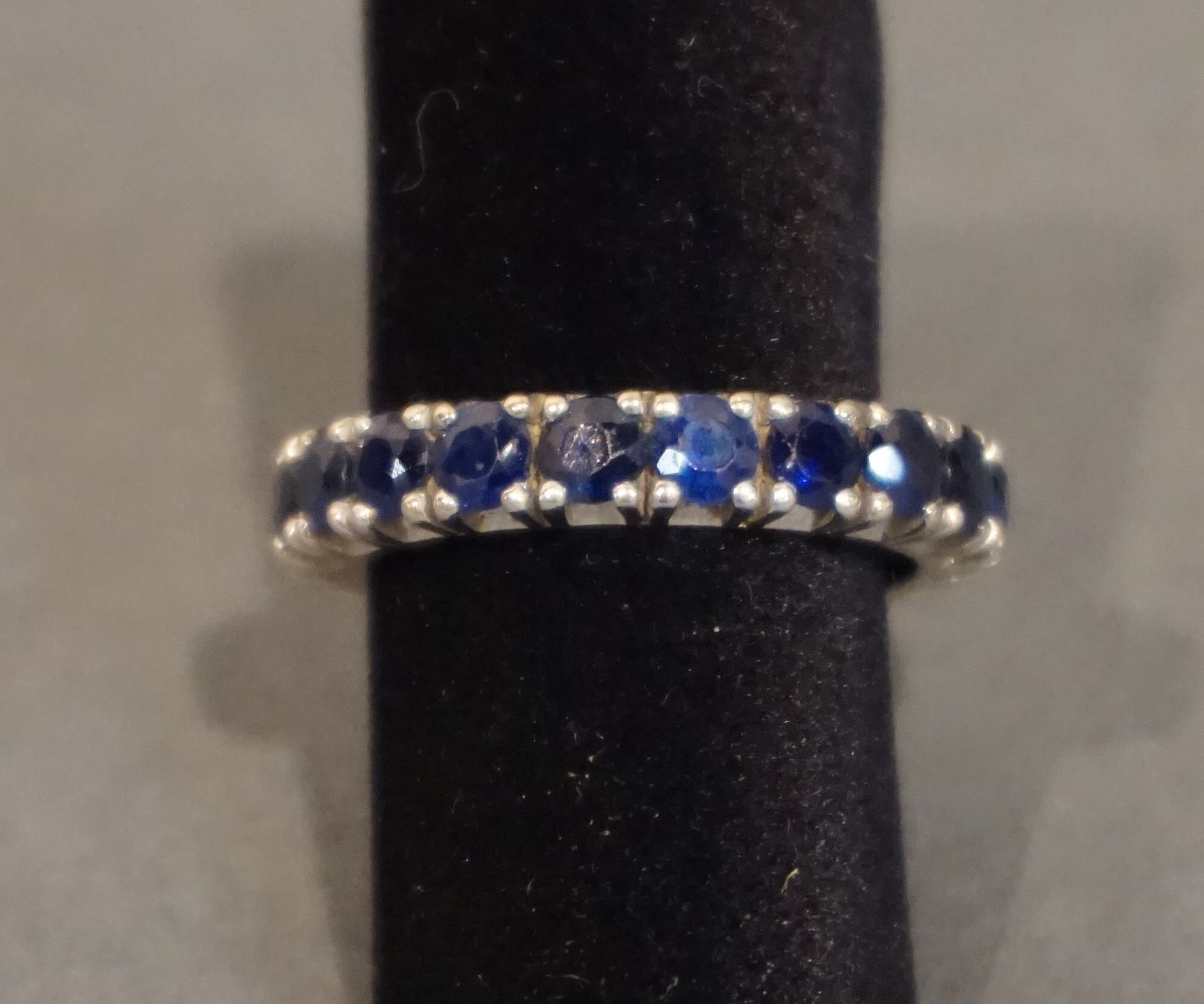 Alliance 美式结婚戒指，白金镶蓝宝石（4.4grs）。手指大小50