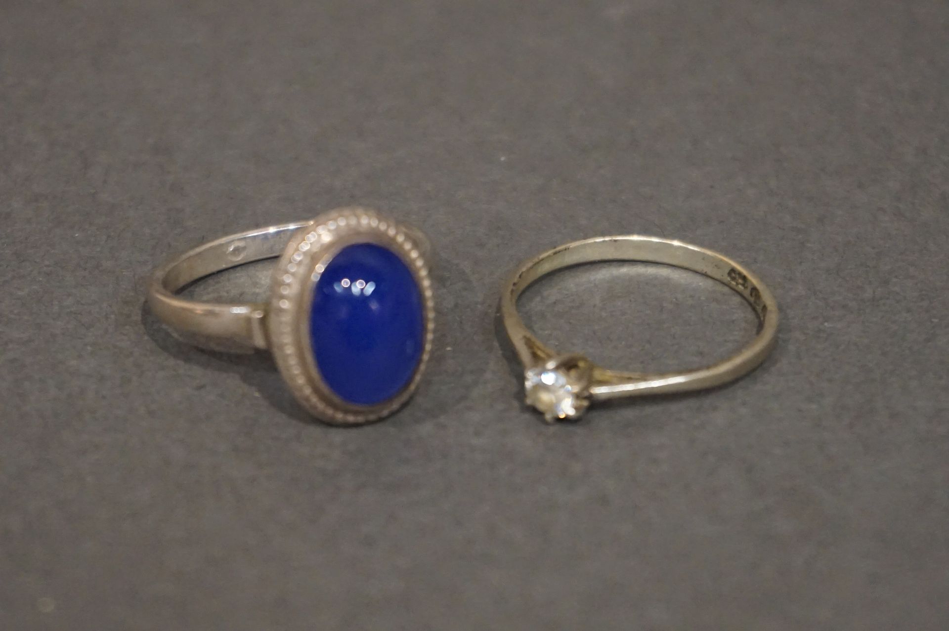 Bague 镶嵌凸圆形蓝色宝石的银戒指和镶嵌白色宝石的银戒指（总重量：4.5克）