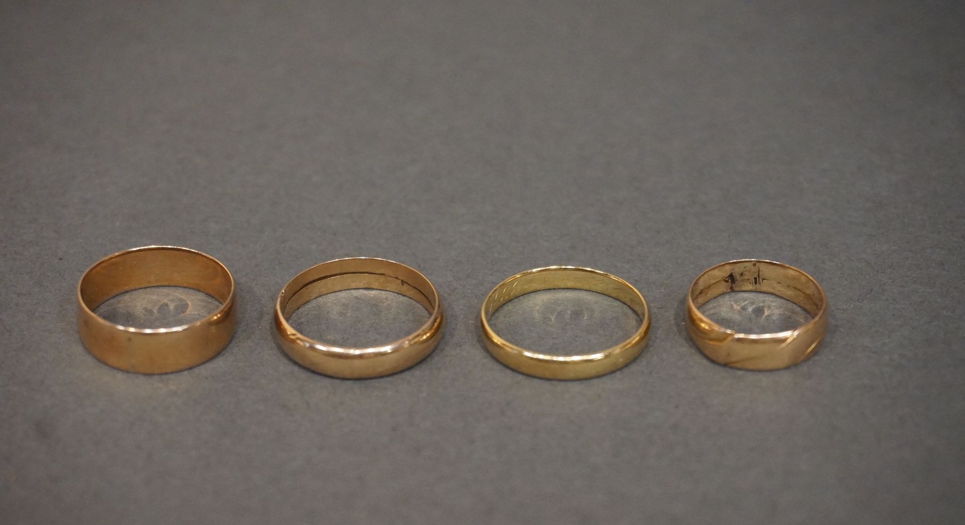 Alliances Four gold wedding rings (total weight: 14grs).