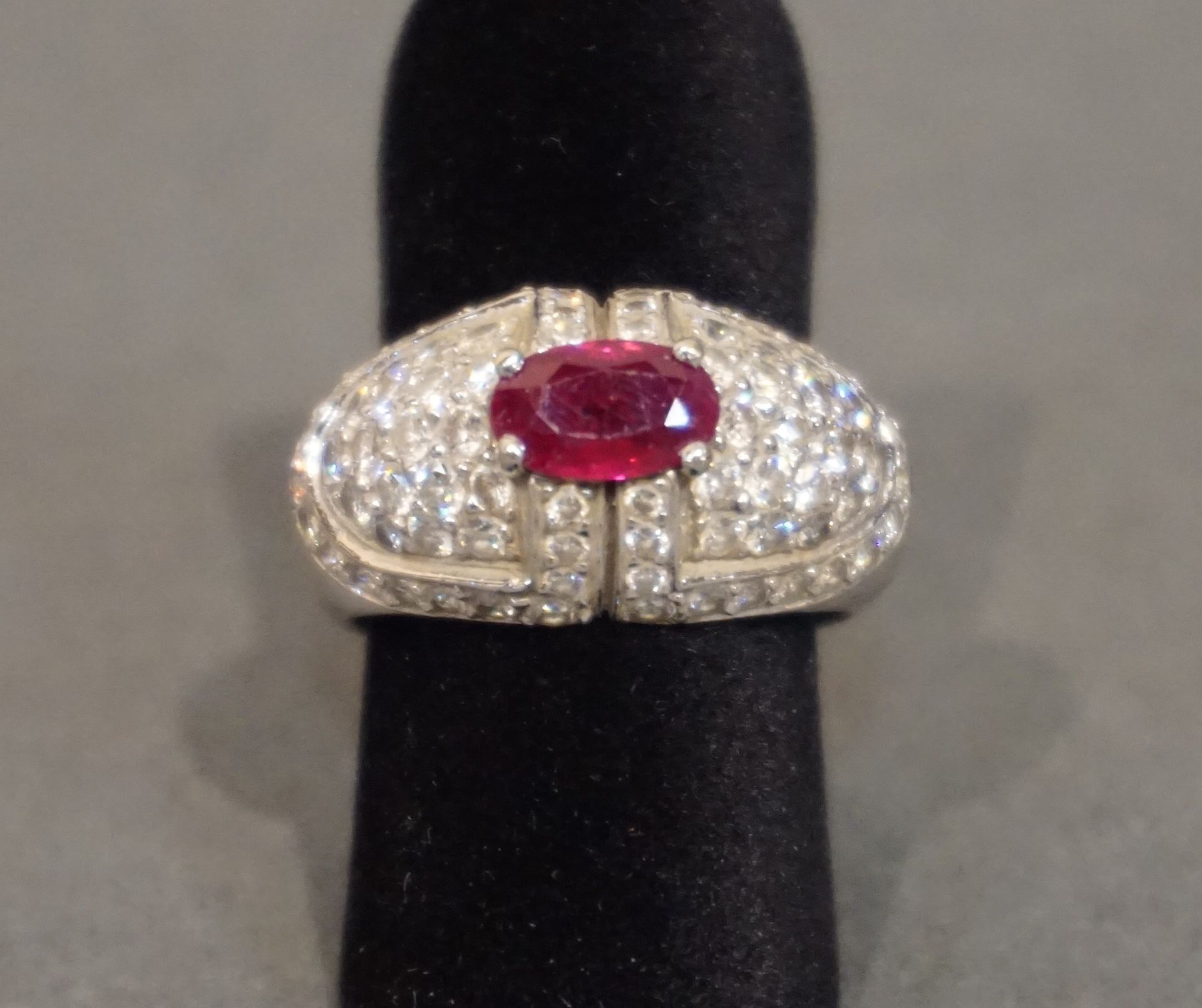 Bague 镶嵌椭圆形红宝石和密镶钻石的白金戒指（8克）。手指大小 53