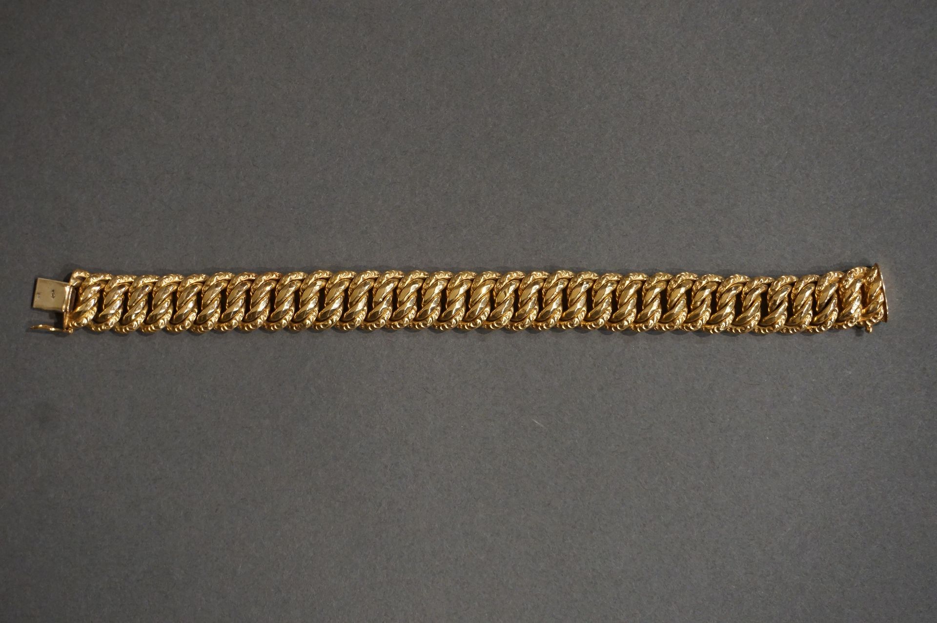 Bracelet Flaches, flexibles Armband mit gedrehten Maschen aus Gold (30grs)