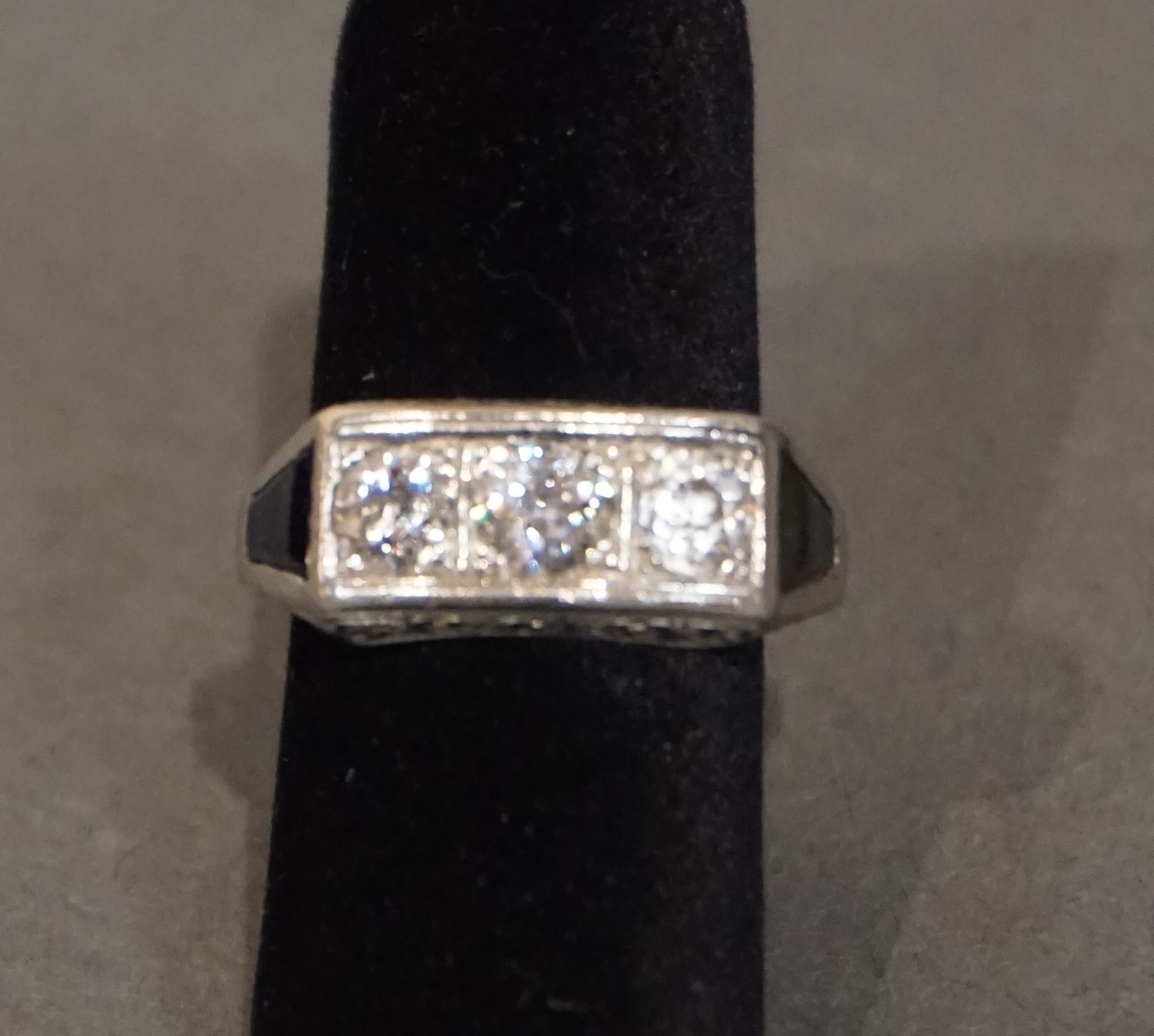 Bague 白金和铂金戒指，镶嵌三颗钻石和两颗蓝宝石（钻石：每颗约0.20至0.25克拉）（4.9克）。手指大小48