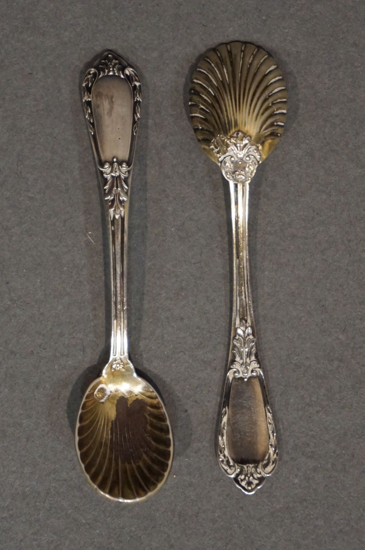 Null Coppia di cucchiai da sale in argento con decorazione di conchiglie (peso t&hellip;