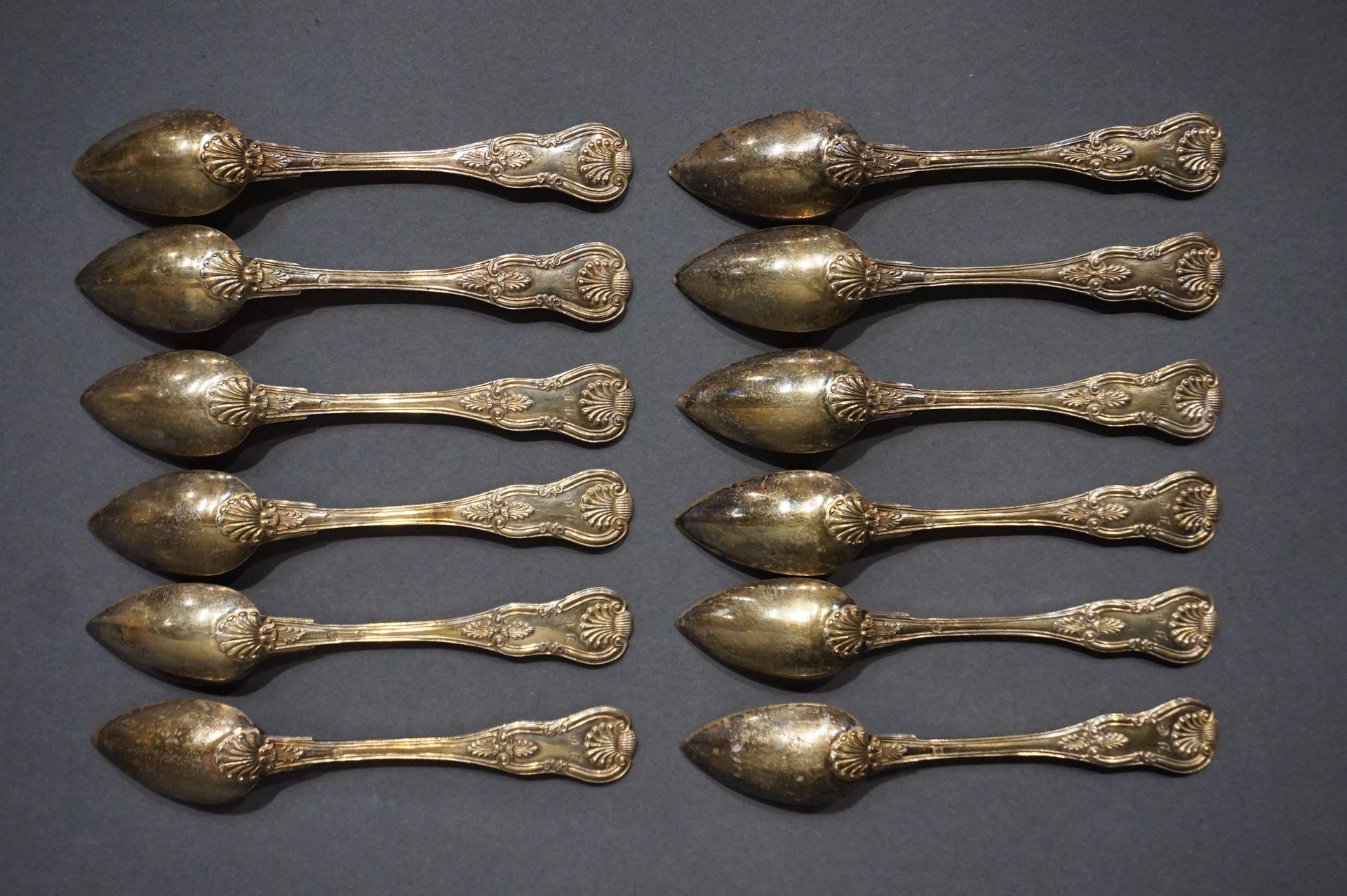 PETITES CUILLERES 十二个带贝壳装饰的小型vermeil勺子，有图案（379grs）。
