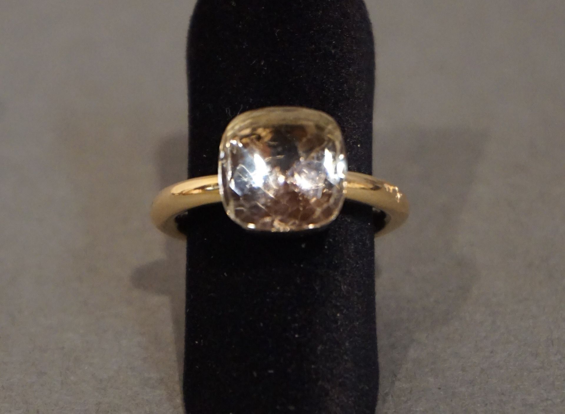 POMELATTO POMELATTO: 镶嵌有精美烟熏石（黄宝石）的金戒指，重8克。手指大小 53