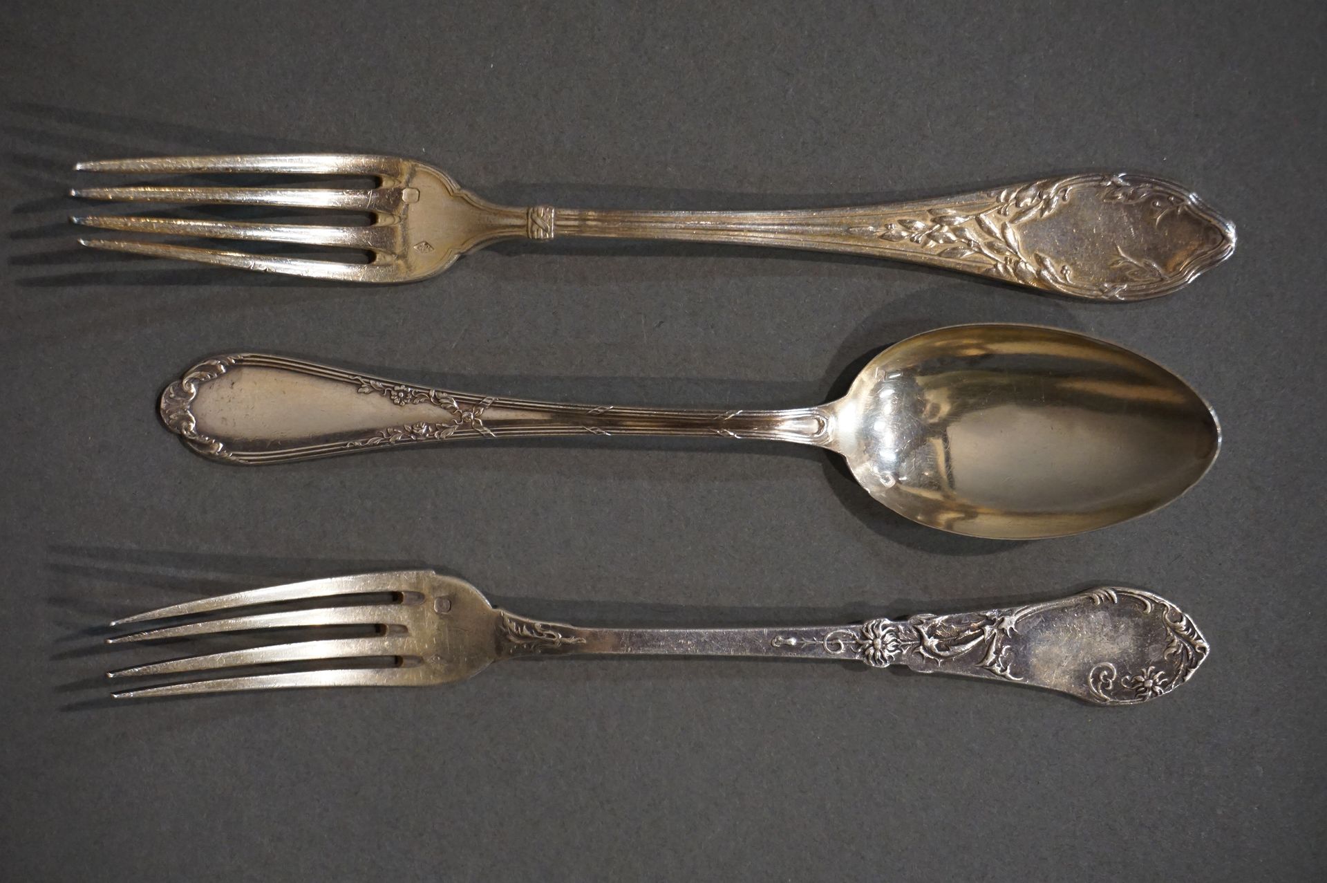 Null 各种型号的银质叉子和银质甜点勺子一套(120克)