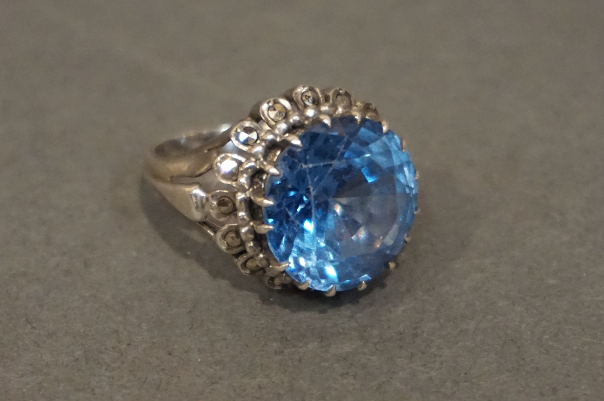 Bague 镶嵌有大圆蓝宝石的银戒指，周围有赤铁矿（7.4grs）。