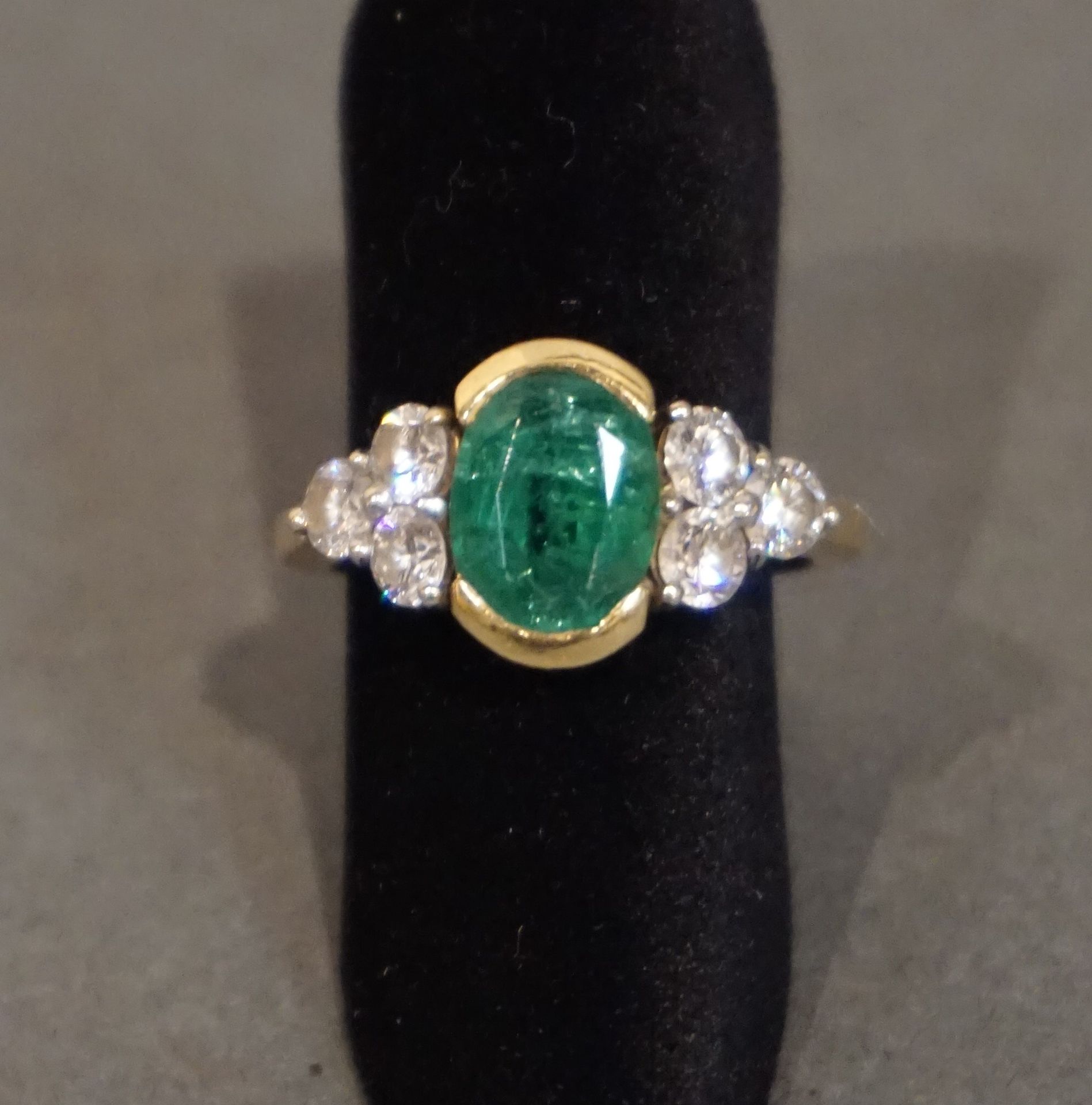 Bague 镶嵌有一颗绿宝石和六颗钻石的金戒指（5.5克）。手指大小53