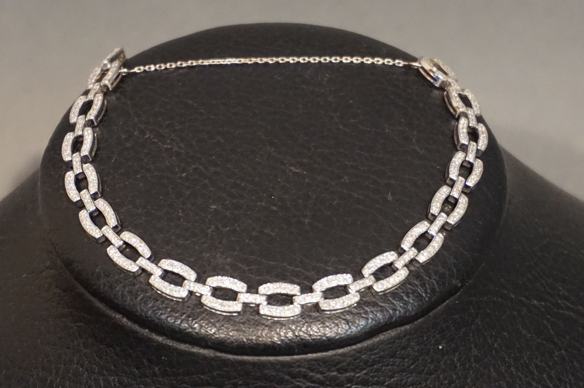 Bracelet Flexible bracelet with large links in white gold set with diamonds (12.&hellip;