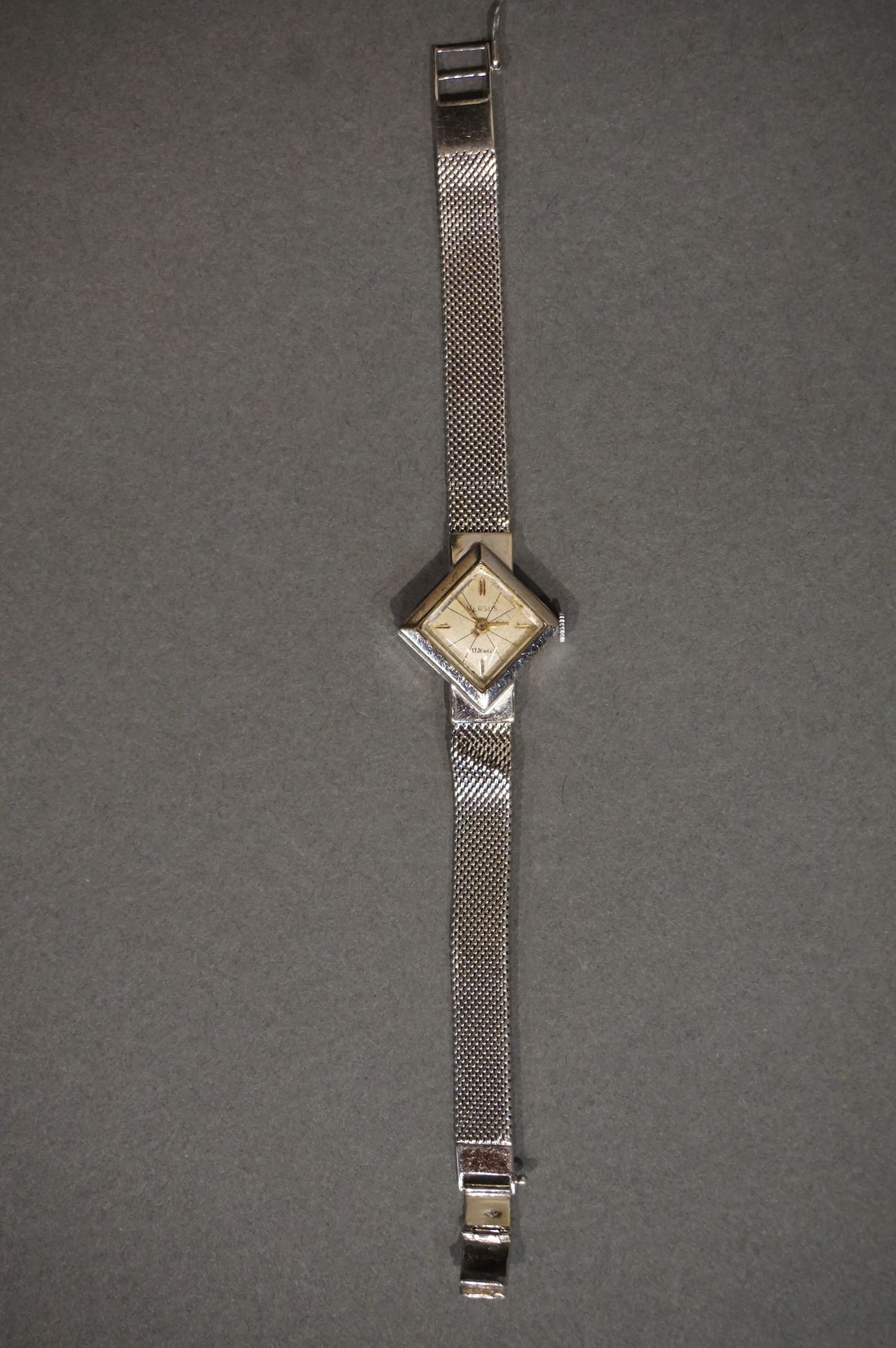 Montre Versus lady's wristwatch in white gold (bend in the bracelet) (Gross weig&hellip;