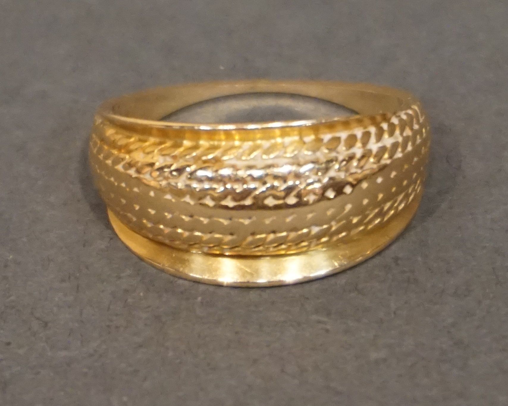 Bague Ring aus gewölbtem, guillochiertem Gold (4,6grs)