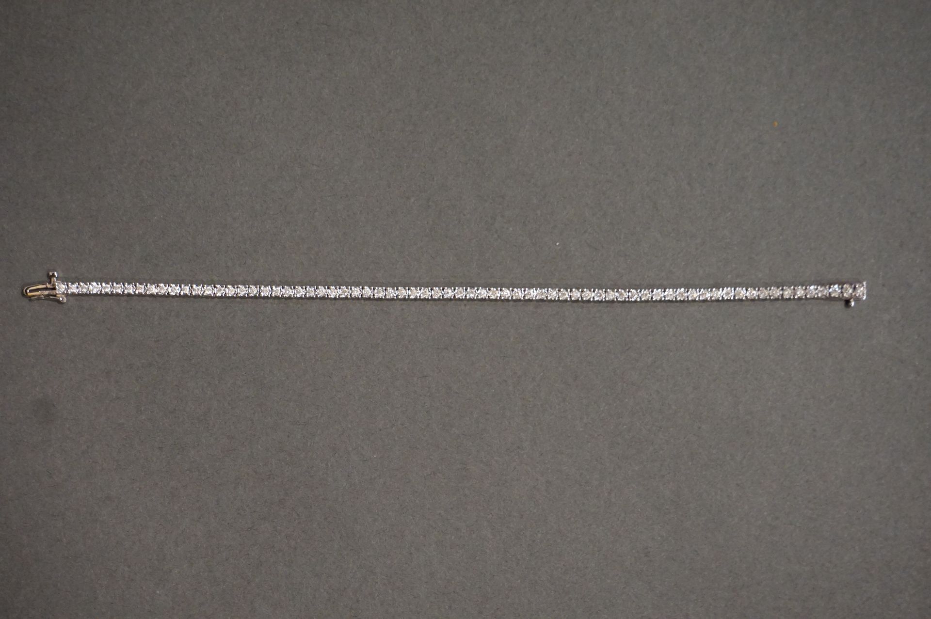 Bracelet 白金镶嵌钻石的铰链式手镯（13.2grs）